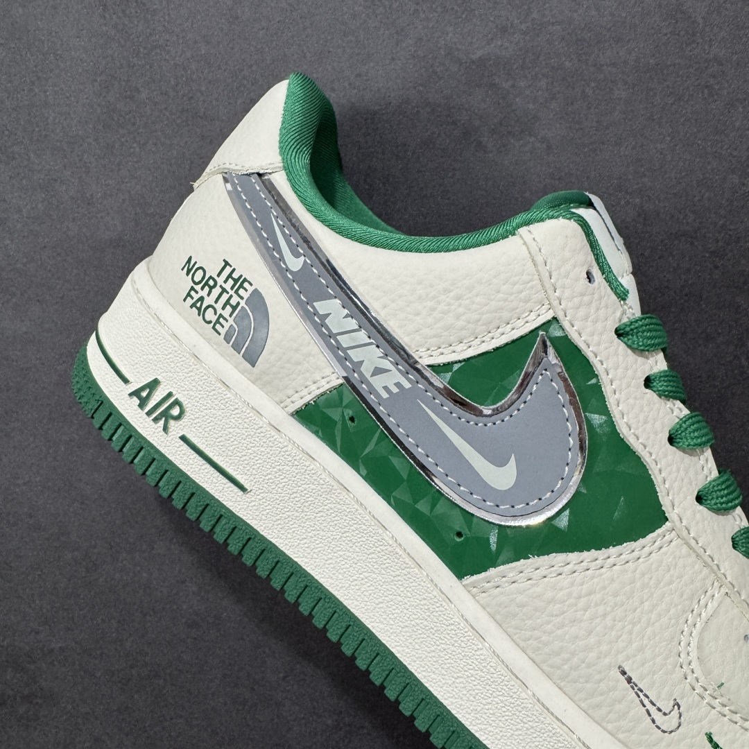 图片[6]-【定制版】The North Face联名 Air Force 1 Low 来袭，户外与街头的潮范碰撞Nike Air Force 1 Low携手The North Face打破风格边界，将户外机能风与街头潮流感揉碎重组！奶白皮革鞋身清爽干净，祖母绿拼接色块如旷野森林般鲜活，瞬间点亮视觉；金属质感的Swoosh叠印TNF标识，鞋侧THE NORTH FACE字母标+同品牌金属挂坠，把联名身份刻满细节，户外品牌的硬核基因与AF1的经典轮廓完美契合。经典低帮空军一号鞋型依旧是穿搭万金油，不管是搭配户外工装裤打造山系造型，还是配休闲卫衣走街头风，这双鞋都能无缝适配。户外机能与潮流经典的跨界联动，让脚下风格既有山野的自由，又有街头的随性，潮人出街的吸睛利器非它莫属！ 货号：DF0188-113 尺码：36-45带半码 编码：HXSA310320-选品中心