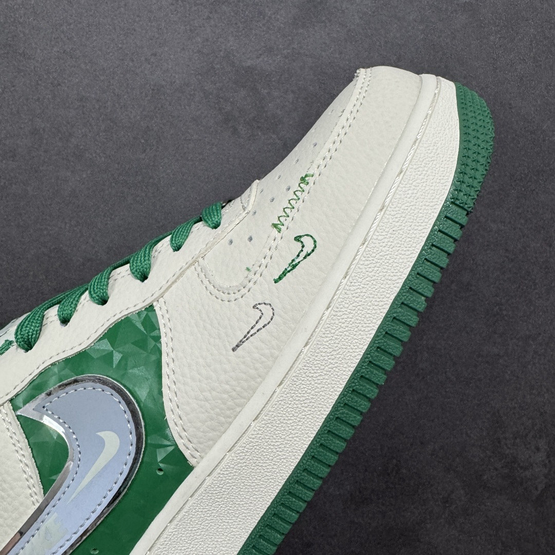 图片[5]-【定制版】The North Face联名 Air Force 1 Low 来袭，户外与街头的潮范碰撞Nike Air Force 1 Low携手The North Face打破风格边界，将户外机能风与街头潮流感揉碎重组！奶白皮革鞋身清爽干净，祖母绿拼接色块如旷野森林般鲜活，瞬间点亮视觉；金属质感的Swoosh叠印TNF标识，鞋侧THE NORTH FACE字母标+同品牌金属挂坠，把联名身份刻满细节，户外品牌的硬核基因与AF1的经典轮廓完美契合。经典低帮空军一号鞋型依旧是穿搭万金油，不管是搭配户外工装裤打造山系造型，还是配休闲卫衣走街头风，这双鞋都能无缝适配。户外机能与潮流经典的跨界联动，让脚下风格既有山野的自由，又有街头的随性，潮人出街的吸睛利器非它莫属！ 货号：DF0188-113 尺码：36-45带半码 编码：HXSA310320-选品中心