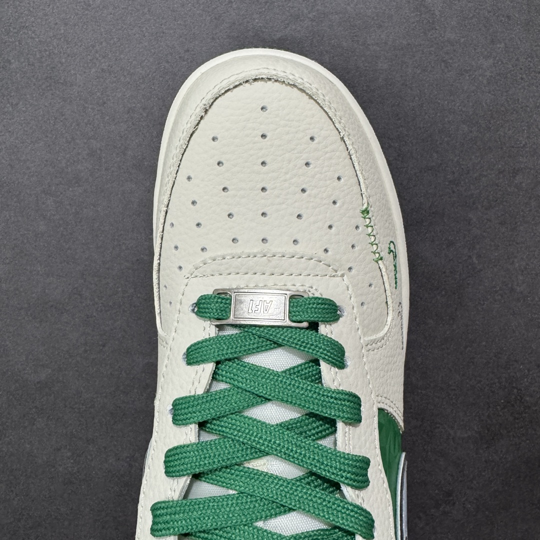 图片[8]-【定制版】The North Face联名 Air Force 1 Low 来袭，户外与街头的潮范碰撞Nike Air Force 1 Low携手The North Face打破风格边界，将户外机能风与街头潮流感揉碎重组！奶白皮革鞋身清爽干净，祖母绿拼接色块如旷野森林般鲜活，瞬间点亮视觉；金属质感的Swoosh叠印TNF标识，鞋侧THE NORTH FACE字母标+同品牌金属挂坠，把联名身份刻满细节，户外品牌的硬核基因与AF1的经典轮廓完美契合。经典低帮空军一号鞋型依旧是穿搭万金油，不管是搭配户外工装裤打造山系造型，还是配休闲卫衣走街头风，这双鞋都能无缝适配。户外机能与潮流经典的跨界联动，让脚下风格既有山野的自由，又有街头的随性，潮人出街的吸睛利器非它莫属！ 货号：DF0188-113 尺码：36-45带半码 编码：HXSA310320-选品中心