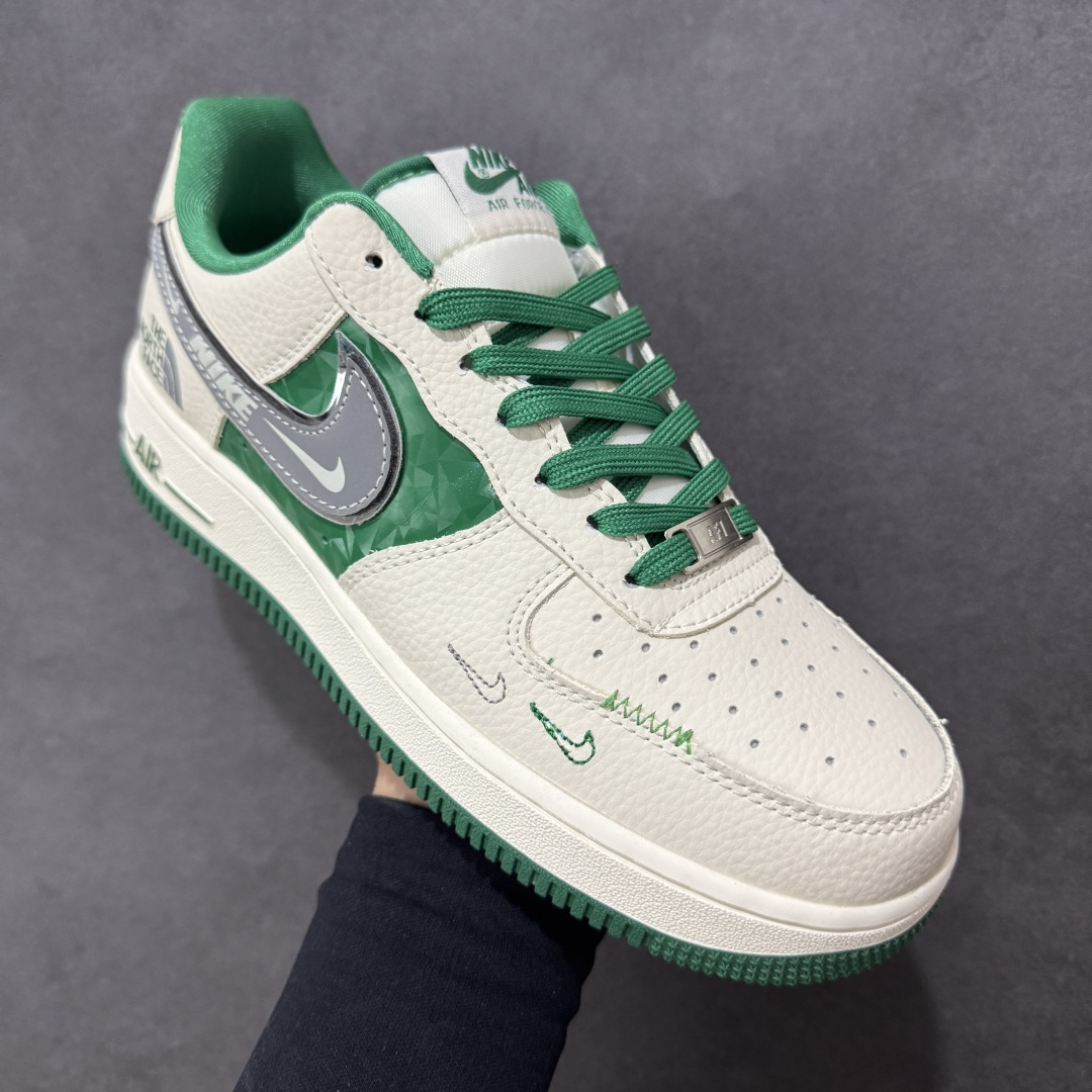 图片[3]-【定制版】The North Face联名 Air Force 1 Low 来袭，户外与街头的潮范碰撞Nike Air Force 1 Low携手The North Face打破风格边界，将户外机能风与街头潮流感揉碎重组！奶白皮革鞋身清爽干净，祖母绿拼接色块如旷野森林般鲜活，瞬间点亮视觉；金属质感的Swoosh叠印TNF标识，鞋侧THE NORTH FACE字母标+同品牌金属挂坠，把联名身份刻满细节，户外品牌的硬核基因与AF1的经典轮廓完美契合。经典低帮空军一号鞋型依旧是穿搭万金油，不管是搭配户外工装裤打造山系造型，还是配休闲卫衣走街头风，这双鞋都能无缝适配。户外机能与潮流经典的跨界联动，让脚下风格既有山野的自由，又有街头的随性，潮人出街的吸睛利器非它莫属！ 货号：DF0188-113 尺码：36-45带半码 编码：HXSA310320-选品中心