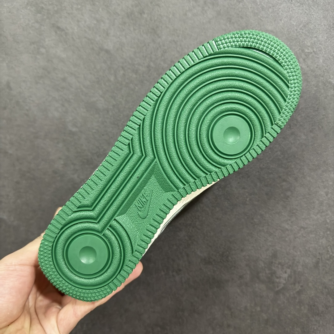 图片[9]-【定制版】The North Face联名 Air Force 1 Low 来袭，户外与街头的潮范碰撞Nike Air Force 1 Low携手The North Face打破风格边界，将户外机能风与街头潮流感揉碎重组！奶白皮革鞋身清爽干净，祖母绿拼接色块如旷野森林般鲜活，瞬间点亮视觉；金属质感的Swoosh叠印TNF标识，鞋侧THE NORTH FACE字母标+同品牌金属挂坠，把联名身份刻满细节，户外品牌的硬核基因与AF1的经典轮廓完美契合。经典低帮空军一号鞋型依旧是穿搭万金油，不管是搭配户外工装裤打造山系造型，还是配休闲卫衣走街头风，这双鞋都能无缝适配。户外机能与潮流经典的跨界联动，让脚下风格既有山野的自由，又有街头的随性，潮人出街的吸睛利器非它莫属！ 货号：DF0188-113 尺码：36-45带半码 编码：HXSA310320-选品中心