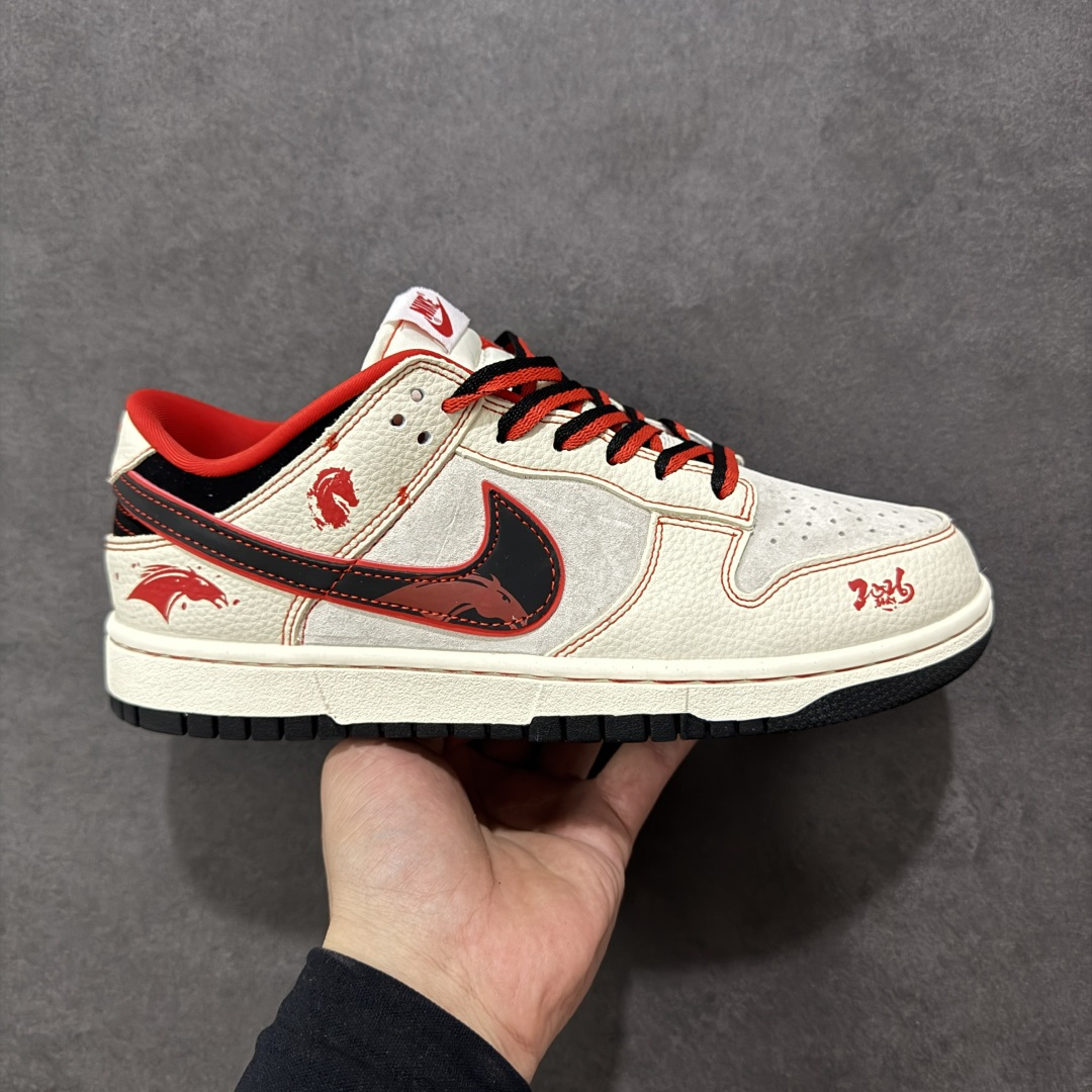 【定制版】Nike SB Dunk Low 马年限定 高端定制 低帮休闲板鞋 DG1988-013  #定制鞋盒 大厂纯原品质出货 超高清洁度 皮料切割干净无任何毛边 细节完美  尺码：36 36.5 37.5 38 38.5 39 40 40.5 41 42 42.5 43 44 44.5 45 编码：HXSB330340-选品中心