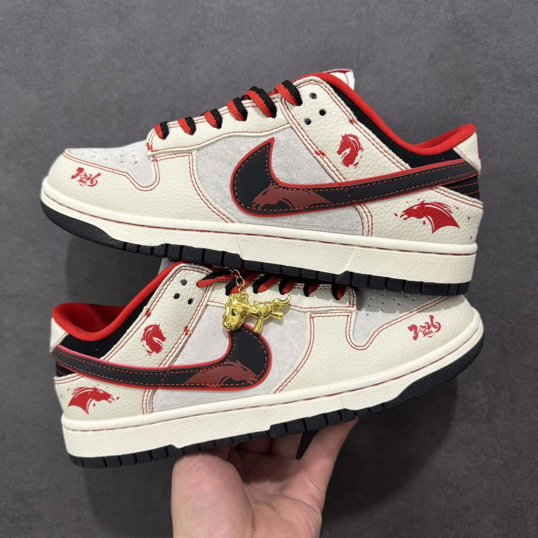 图片[9]-【定制版】Nike SB Dunk Low 马年限定 高端定制 低帮休闲板鞋 DG1988-013  #定制鞋盒 大厂纯原品质出货 超高清洁度 皮料切割干净无任何毛边 细节完美  尺码：36 36.5 37.5 38 38.5 39 40 40.5 41 42 42.5 43 44 44.5 45 编码：HXSB330340-选品中心