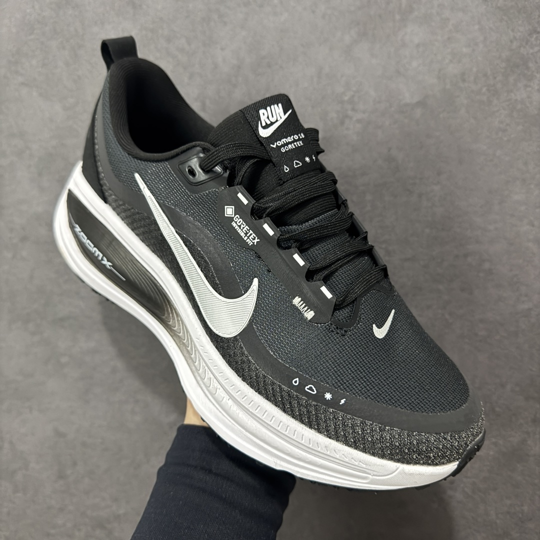 图片[3]-【公司级】Nike Vomero 18 Gore-Tex 耐克 迈柔18代 低帮 黑银色 经典舒适防滑耐磨低邦休闲跑步鞋 鞋身采用防水Gore-Tex网眼布和反光细节，双密度中底搭载出众回弹的ReactX泡绵，其上叠加轻盈ZoomXj泡绵，缔造非凡舒适感受。Storm-Treads外底提供可驾驭潮湿天气的强劲抓地力。 货号：HQ7001-002 尺码：36 36.5 37.5 38 38.5 39 40 40.5 41 42 42.5 43 44 44.5 45 46 编码：XSB230240-选品中心