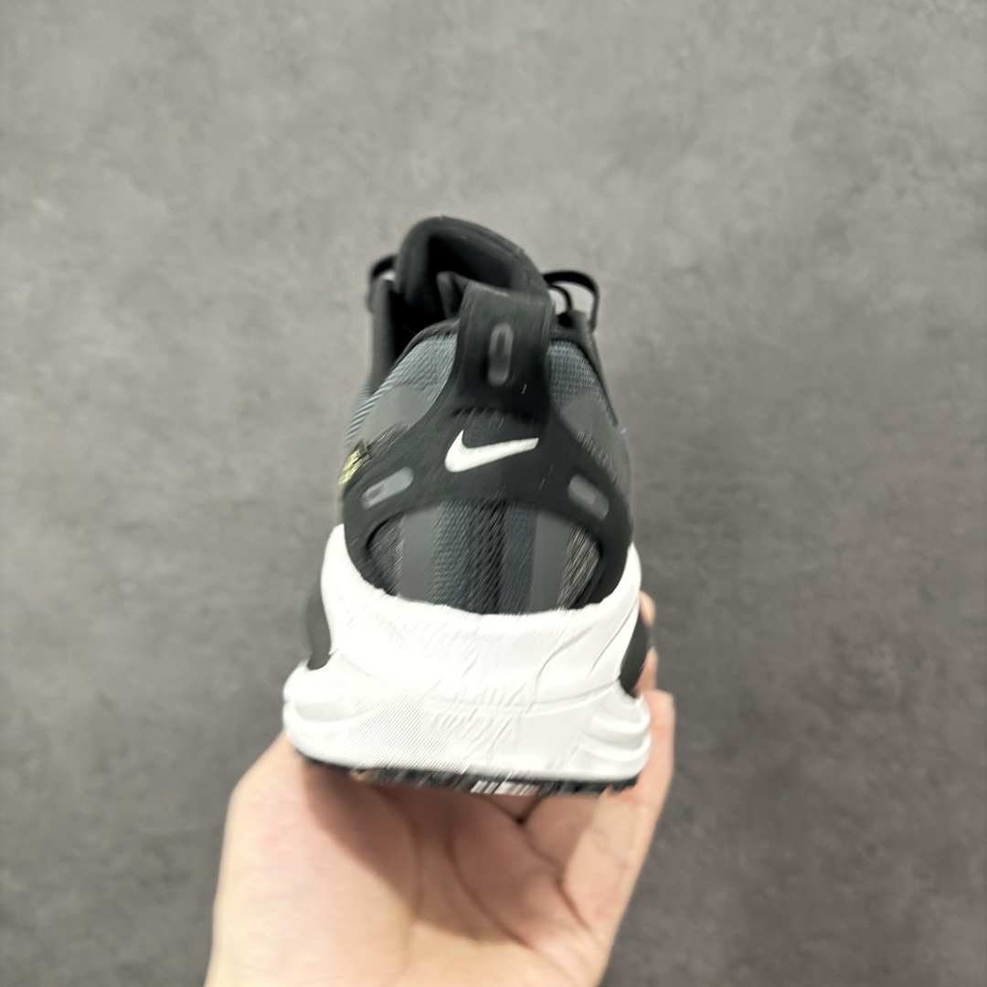 图片[4]-【公司级】Nike Vomero 18 Gore-Tex 耐克 迈柔18代 低帮 黑银色 经典舒适防滑耐磨低邦休闲跑步鞋 鞋身采用防水Gore-Tex网眼布和反光细节，双密度中底搭载出众回弹的ReactX泡绵，其上叠加轻盈ZoomXj泡绵，缔造非凡舒适感受。Storm-Treads外底提供可驾驭潮湿天气的强劲抓地力。 货号：HQ7001-002 尺码：36 36.5 37.5 38 38.5 39 40 40.5 41 42 42.5 43 44 44.5 45 46 编码：XSB230240-选品中心