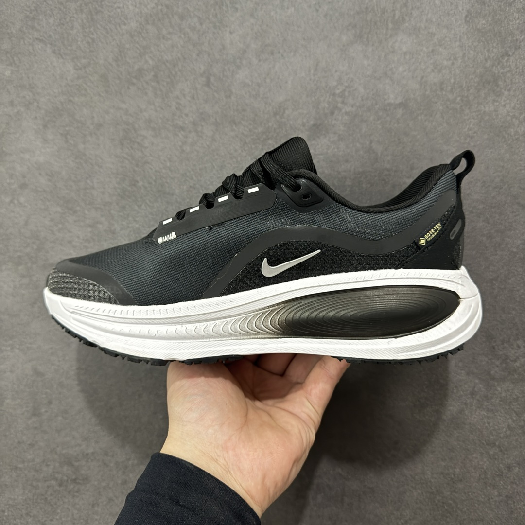 图片[2]-【公司级】Nike Vomero 18 Gore-Tex 耐克 迈柔18代 低帮 黑银色 经典舒适防滑耐磨低邦休闲跑步鞋 鞋身采用防水Gore-Tex网眼布和反光细节，双密度中底搭载出众回弹的ReactX泡绵，其上叠加轻盈ZoomXj泡绵，缔造非凡舒适感受。Storm-Treads外底提供可驾驭潮湿天气的强劲抓地力。 货号：HQ7001-002 尺码：36 36.5 37.5 38 38.5 39 40 40.5 41 42 42.5 43 44 44.5 45 46 编码：XSB230240-选品中心