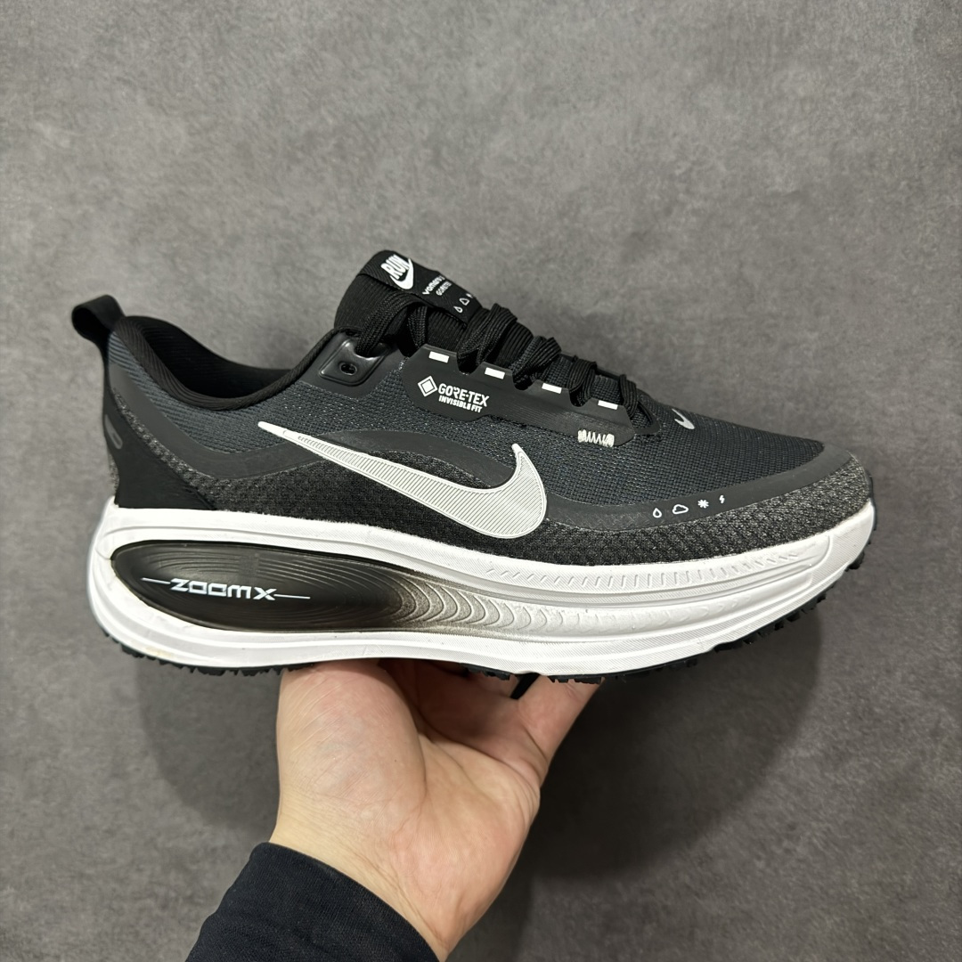 【公司级】Nike Vomero 18 Gore-Tex 耐克 迈柔18代 低帮 黑银色 经典舒适防滑耐磨低邦休闲跑步鞋 鞋身采用防水Gore-Tex网眼布和反光细节，双密度中底搭载出众回弹的ReactX泡绵，其上叠加轻盈ZoomXj泡绵，缔造非凡舒适感受。Storm-Treads外底提供可驾驭潮湿天气的强劲抓地力。 货号：HQ7001-002 尺码：36 36.5 37.5 38 38.5 39 40 40.5 41 42 42.5 43 44 44.5 45 46 编码：XSB230240-选品中心