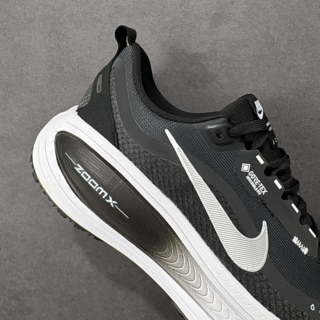 图片[6]-【公司级】Nike Vomero 18 Gore-Tex 耐克 迈柔18代 低帮 黑银色 经典舒适防滑耐磨低邦休闲跑步鞋 鞋身采用防水Gore-Tex网眼布和反光细节，双密度中底搭载出众回弹的ReactX泡绵，其上叠加轻盈ZoomXj泡绵，缔造非凡舒适感受。Storm-Treads外底提供可驾驭潮湿天气的强劲抓地力。 货号：HQ7001-002 尺码：36 36.5 37.5 38 38.5 39 40 40.5 41 42 42.5 43 44 44.5 45 46 编码：XSB230240-选品中心