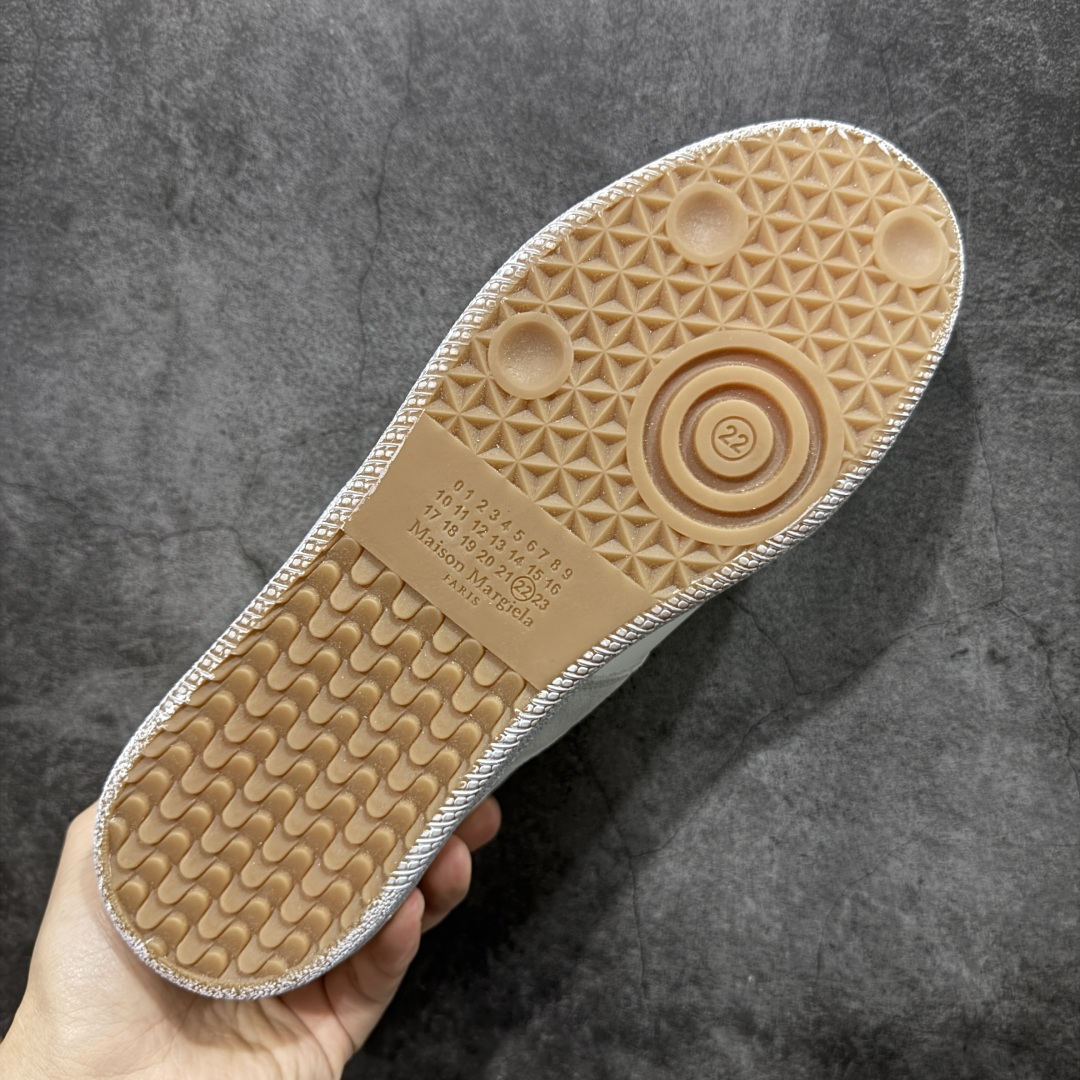 图片[9]-【ZOK纯原】Maison Margiela Calfskin Replica MM6 马吉拉复古低帮时尚德训鞋 私人订单打造 高端零售专供批次 全套原楦原纸板原厂数据开发 全鞋荧光划线卡点 胶水把控整洁度追求极致完美 多重QC质检 超越公司货的品控标准 实实在在的免检产品 原盒原配防尘袋购物卡 全网唯一正确0-23数字排版 一比一间距字体 内里全头层小羊皮 原版防滑鞋底设计 灰色翻毛牛皮 白色细纹贝利头层皮 依照原版逐帧开发 原装淡粉纸板中底带编号钢印 尺码：35 36 36.5 37 38 39 40 41 42 42.5 43 44 44.5 45-选品中心