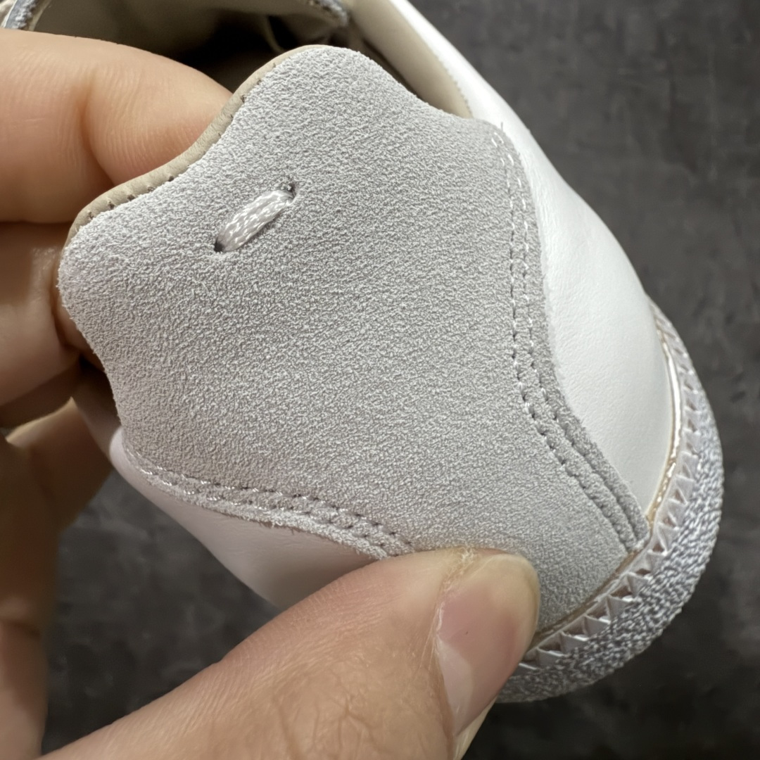 图片[2]-【ZOK纯原】Maison Margiela Calfskin Replica MM6 马吉拉复古低帮时尚德训鞋 私人订单打造 高端零售专供批次 全套原楦原纸板原厂数据开发 全鞋荧光划线卡点 胶水把控整洁度追求极致完美 多重QC质检 超越公司货的品控标准 实实在在的免检产品 原盒原配防尘袋购物卡 全网唯一正确0-23数字排版 一比一间距字体 内里全头层小羊皮 原版防滑鞋底设计 灰色翻毛牛皮 白色细纹贝利头层皮 依照原版逐帧开发 原装淡粉纸板中底带编号钢印 尺码：35 36 36.5 37 38 39 40 41 42 42.5 43 44 44.5 45-选品中心