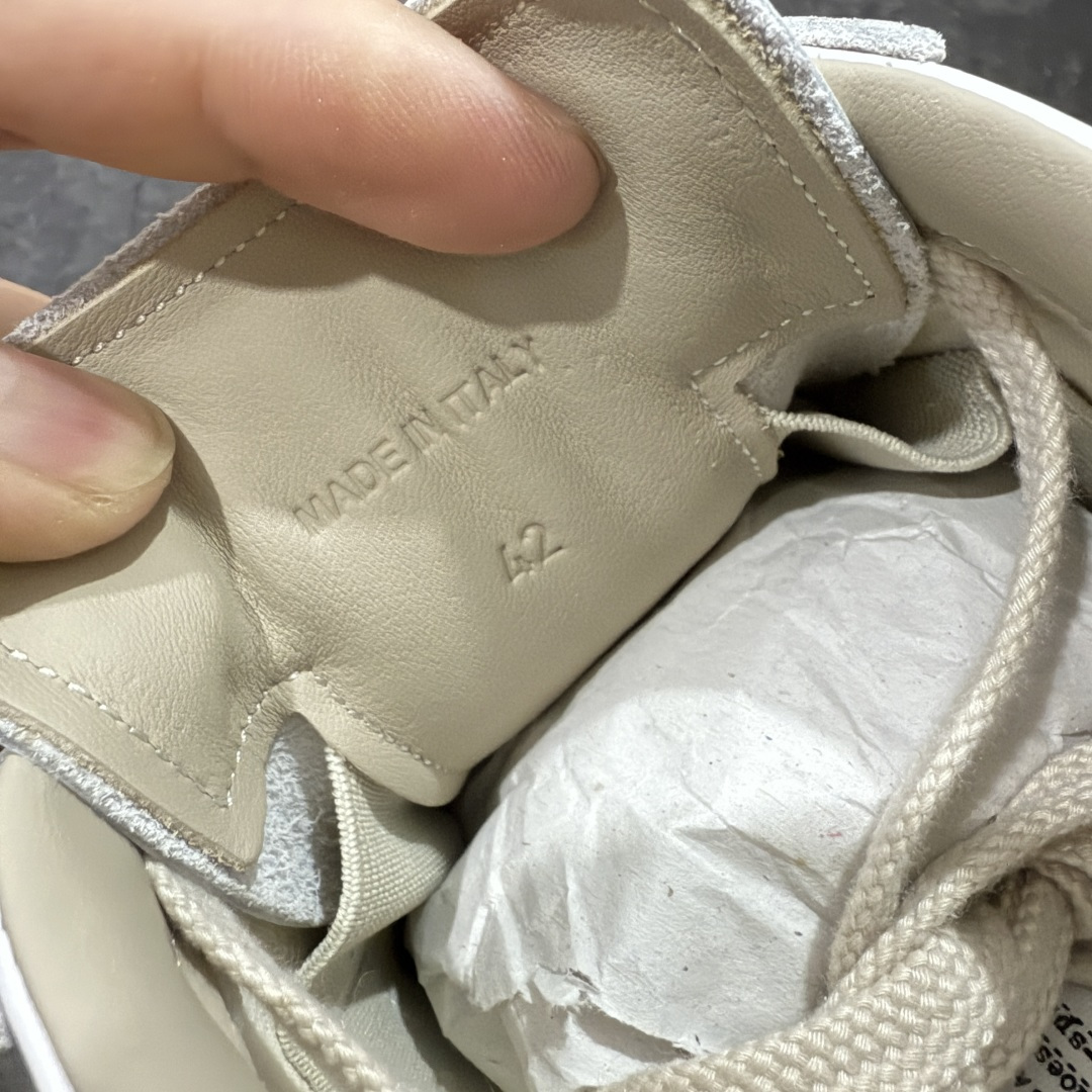 图片[7]-【ZOK纯原】Maison Margiela Calfskin Replica MM6 马吉拉复古低帮时尚德训鞋 私人订单打造 高端零售专供批次 全套原楦原纸板原厂数据开发 全鞋荧光划线卡点 胶水把控整洁度追求极致完美 多重QC质检 超越公司货的品控标准 实实在在的免检产品 原盒原配防尘袋购物卡 全网唯一正确0-23数字排版 一比一间距字体 内里全头层小羊皮 原版防滑鞋底设计 灰色翻毛牛皮 白色细纹贝利头层皮 依照原版逐帧开发 原装淡粉纸板中底带编号钢印 尺码：35 36 36.5 37 38 39 40 41 42 42.5 43 44 44.5 45-选品中心