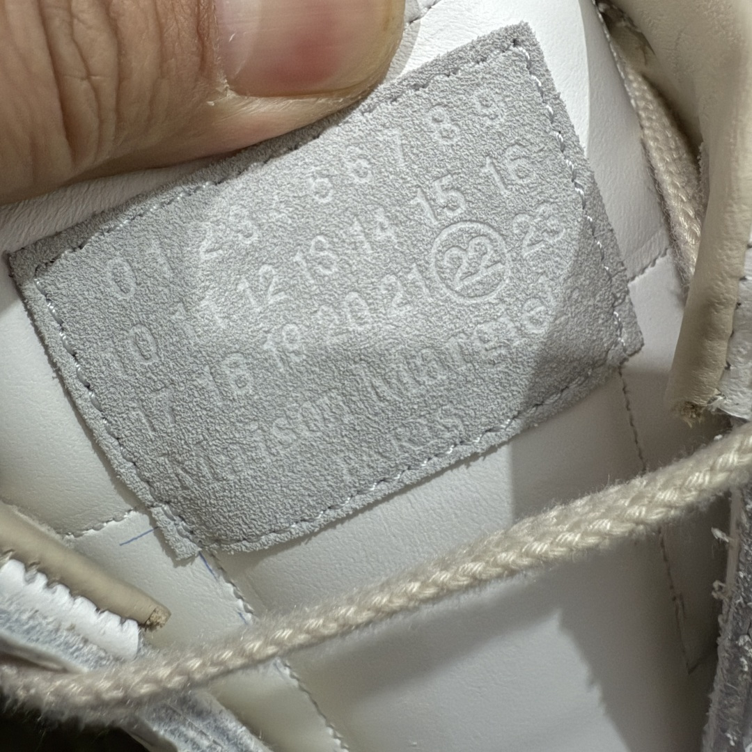 图片[6]-【ZOK纯原】Maison Margiela Calfskin Replica MM6 马吉拉复古低帮时尚德训鞋 私人订单打造 高端零售专供批次 全套原楦原纸板原厂数据开发 全鞋荧光划线卡点 胶水把控整洁度追求极致完美 多重QC质检 超越公司货的品控标准 实实在在的免检产品 原盒原配防尘袋购物卡 全网唯一正确0-23数字排版 一比一间距字体 内里全头层小羊皮 原版防滑鞋底设计 灰色翻毛牛皮 白色细纹贝利头层皮 依照原版逐帧开发 原装淡粉纸板中底带编号钢印 尺码：35 36 36.5 37 38 39 40 41 42 42.5 43 44 44.5 45-选品中心