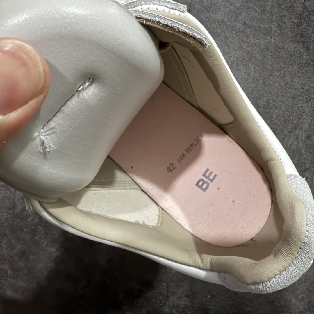 图片[9]-【ZOK纯原】Maison Margiela Calfskin Replica MM6 马吉拉复古低帮时尚德训鞋 私人订单打造 高端零售专供批次 全套原楦原纸板原厂数据开发 全鞋荧光划线卡点 胶水把控整洁度追求极致完美 多重QC质检 超越公司货的品控标准 实实在在的免检产品 原盒原配防尘袋购物卡 全网唯一正确0-23数字排版 一比一间距字体 内里全头层小羊皮 原版防滑鞋底设计 灰色翻毛牛皮 白色细纹贝利头层皮 依照原版逐帧开发 原装淡粉纸板中底带编号钢印 尺码：35 36 36.5 37 38 39 40 41 42 42.5 43 44 44.5 45-选品中心