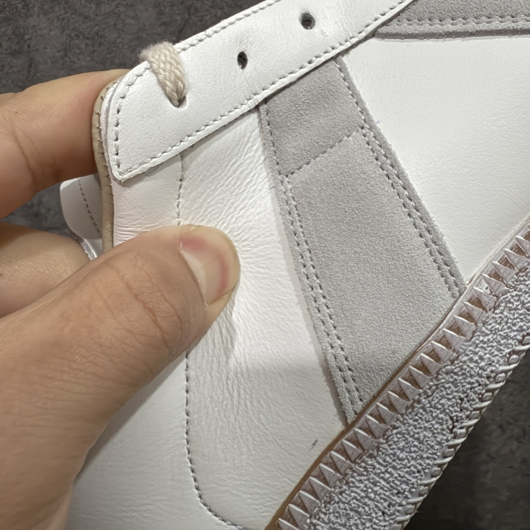 图片[3]-【ZOK纯原】Maison Margiela Calfskin Replica MM6 马吉拉复古低帮时尚德训鞋 私人订单打造 高端零售专供批次 全套原楦原纸板原厂数据开发 全鞋荧光划线卡点 胶水把控整洁度追求极致完美 多重QC质检 超越公司货的品控标准 实实在在的免检产品 原盒原配防尘袋购物卡 全网唯一正确0-23数字排版 一比一间距字体 内里全头层小羊皮 原版防滑鞋底设计 灰色翻毛牛皮 白色细纹贝利头层皮 依照原版逐帧开发 原装淡粉纸板中底带编号钢印 尺码：35 36 36.5 37 38 39 40 41 42 42.5 43 44 44.5 45-选品中心