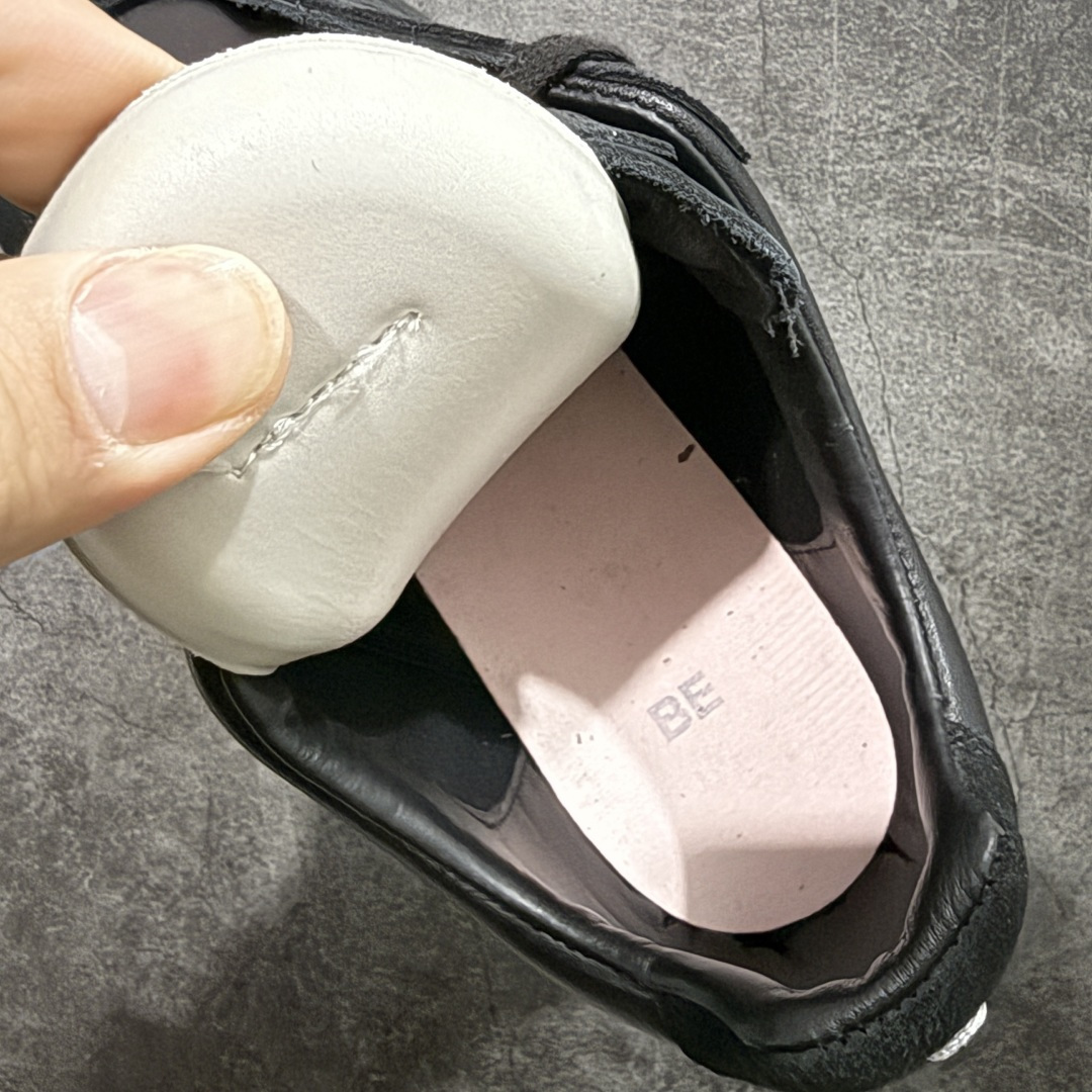 图片[9]-【ZOK纯原】Maison Margiela Calfskin Replica MM6 马吉拉复古低帮时尚德训鞋 私人订单打造 高端零售专供批次 全套原楦原纸板原厂数据开发 全鞋荧光划线卡点 胶水把控整洁度追求极致完美 多重QC质检 超越公司货的品控标准 实实在在的免检产品 原盒原配防尘袋购物卡 全网唯一正确0-23数字排版 一比一间距字体 内里全头层小羊皮 原版防滑鞋底设计 灰色翻毛牛皮 白色细纹贝利头层皮 依照原版逐帧开发 原装淡粉纸板中底带编号钢印 尺码：35 36 36.5 37 38 39 40 41 42 42.5 43 44 44.5 45-选品中心