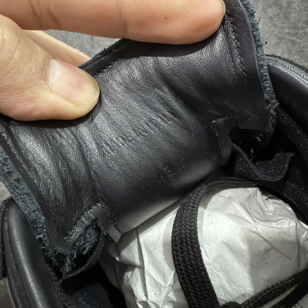 图片[7]-【ZOK纯原】Maison Margiela Calfskin Replica MM6 马吉拉复古低帮时尚德训鞋 私人订单打造 高端零售专供批次 全套原楦原纸板原厂数据开发 全鞋荧光划线卡点 胶水把控整洁度追求极致完美 多重QC质检 超越公司货的品控标准 实实在在的免检产品 原盒原配防尘袋购物卡 全网唯一正确0-23数字排版 一比一间距字体 内里全头层小羊皮 原版防滑鞋底设计 灰色翻毛牛皮 白色细纹贝利头层皮 依照原版逐帧开发 原装淡粉纸板中底带编号钢印 尺码：35 36 36.5 37 38 39 40 41 42 42.5 43 44 44.5 45-选品中心