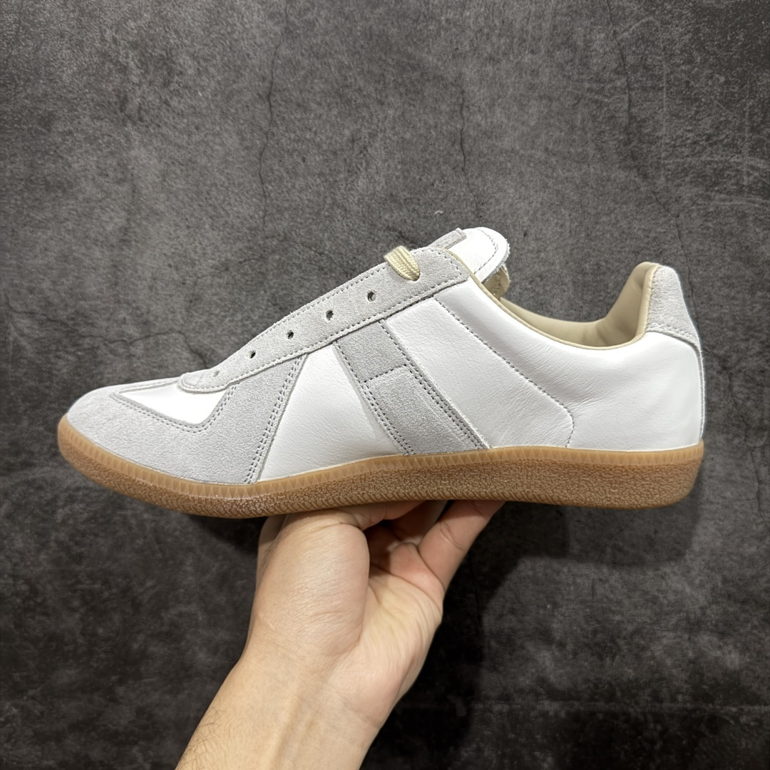 图片[2]-【ZOK纯原】Maison Margiela Calfskin Replica MM6 马吉拉复古低帮时尚德训鞋 私人订单打造 高端零售专供批次 全套原楦原纸板原厂数据开发 全鞋荧光划线卡点 胶水把控整洁度追求极致完美 多重QC质检 超越公司货的品控标准 实实在在的免检产品 原盒原配防尘袋购物卡 全网唯一正确0-23数字排版 一比一间距字体 内里全头层小羊皮 原版防滑鞋底设计 灰色翻毛牛皮 白色细纹贝利头层皮 依照原版逐帧开发 原装淡粉纸板中底带编号钢印 尺码：35 36 36.5 37 38 39 40 41 42 42.5 43 44 44.5 45-选品中心