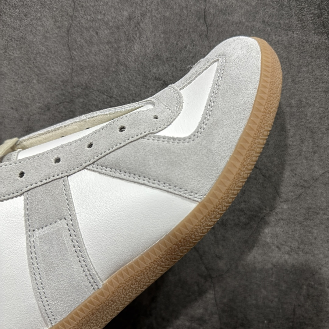 图片[6]-【ZOK纯原】Maison Margiela Calfskin Replica MM6 马吉拉复古低帮时尚德训鞋 私人订单打造 高端零售专供批次 全套原楦原纸板原厂数据开发 全鞋荧光划线卡点 胶水把控整洁度追求极致完美 多重QC质检 超越公司货的品控标准 实实在在的免检产品 原盒原配防尘袋购物卡 全网唯一正确0-23数字排版 一比一间距字体 内里全头层小羊皮 原版防滑鞋底设计 灰色翻毛牛皮 白色细纹贝利头层皮 依照原版逐帧开发 原装淡粉纸板中底带编号钢印 尺码：35 36 36.5 37 38 39 40 41 42 42.5 43 44 44.5 45-选品中心