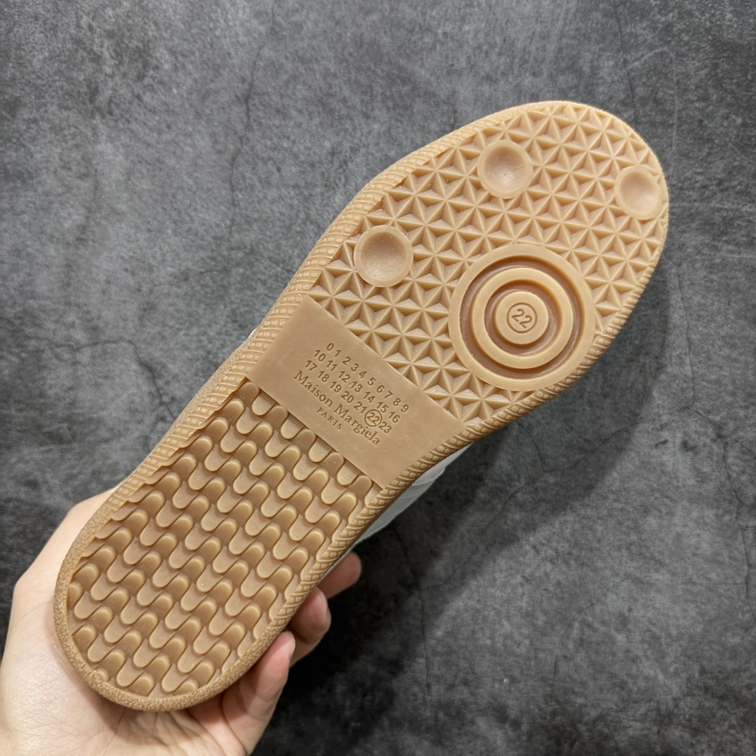 图片[9]-【ZOK纯原】Maison Margiela Calfskin Replica MM6 马吉拉复古低帮时尚德训鞋 私人订单打造 高端零售专供批次 全套原楦原纸板原厂数据开发 全鞋荧光划线卡点 胶水把控整洁度追求极致完美 多重QC质检 超越公司货的品控标准 实实在在的免检产品 原盒原配防尘袋购物卡 全网唯一正确0-23数字排版 一比一间距字体 内里全头层小羊皮 原版防滑鞋底设计 灰色翻毛牛皮 白色细纹贝利头层皮 依照原版逐帧开发 原装淡粉纸板中底带编号钢印 尺码：35 36 36.5 37 38 39 40 41 42 42.5 43 44 44.5 45-选品中心