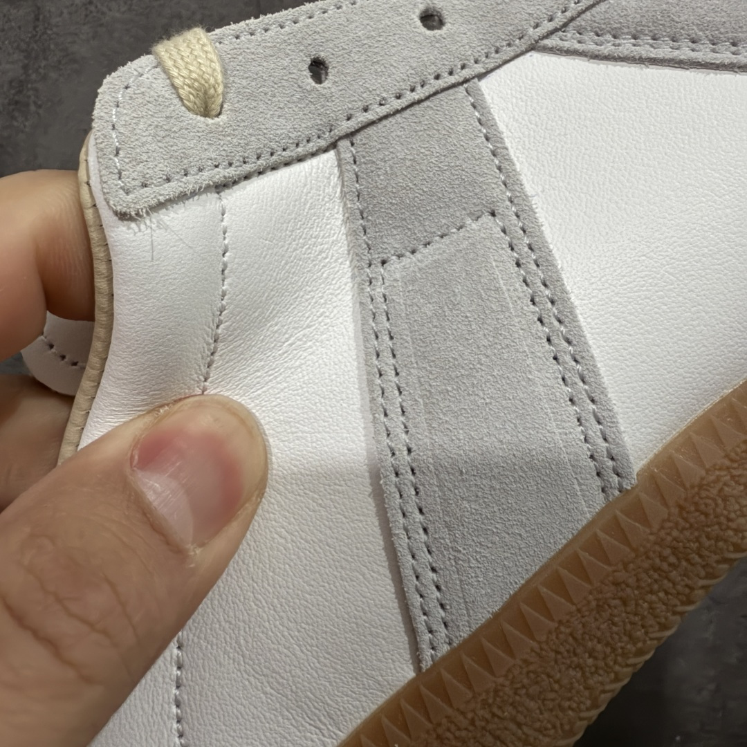 图片[3]-【ZOK纯原】Maison Margiela Calfskin Replica MM6 马吉拉复古低帮时尚德训鞋 私人订单打造 高端零售专供批次 全套原楦原纸板原厂数据开发 全鞋荧光划线卡点 胶水把控整洁度追求极致完美 多重QC质检 超越公司货的品控标准 实实在在的免检产品 原盒原配防尘袋购物卡 全网唯一正确0-23数字排版 一比一间距字体 内里全头层小羊皮 原版防滑鞋底设计 灰色翻毛牛皮 白色细纹贝利头层皮 依照原版逐帧开发 原装淡粉纸板中底带编号钢印 尺码：35 36 36.5 37 38 39 40 41 42 42.5 43 44 44.5 45-选品中心