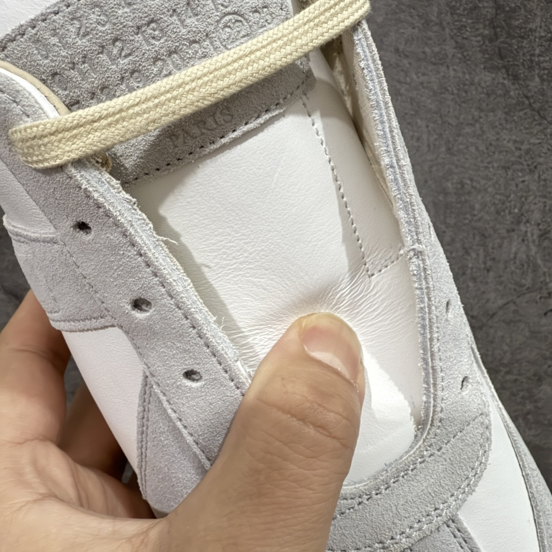 图片[6]-【ZOK纯原】Maison Margiela Calfskin Replica MM6 马吉拉复古低帮时尚德训鞋 私人订单打造 高端零售专供批次 全套原楦原纸板原厂数据开发 全鞋荧光划线卡点 胶水把控整洁度追求极致完美 多重QC质检 超越公司货的品控标准 实实在在的免检产品 原盒原配防尘袋购物卡 全网唯一正确0-23数字排版 一比一间距字体 内里全头层小羊皮 原版防滑鞋底设计 灰色翻毛牛皮 白色细纹贝利头层皮 依照原版逐帧开发 原装淡粉纸板中底带编号钢印 尺码：35 36 36.5 37 38 39 40 41 42 42.5 43 44 44.5 45-选品中心