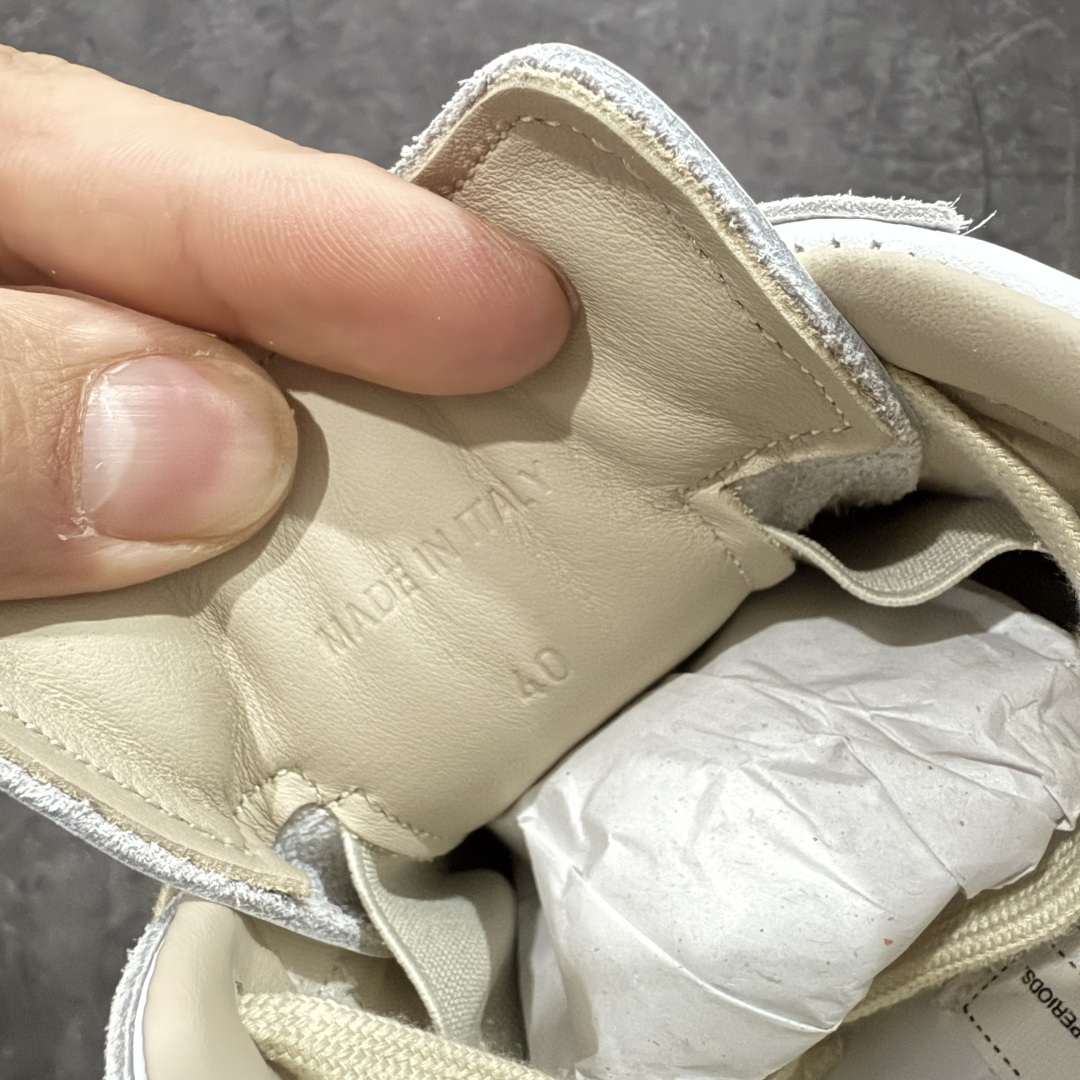 图片[7]-【ZOK纯原】Maison Margiela Calfskin Replica MM6 马吉拉复古低帮时尚德训鞋 私人订单打造 高端零售专供批次 全套原楦原纸板原厂数据开发 全鞋荧光划线卡点 胶水把控整洁度追求极致完美 多重QC质检 超越公司货的品控标准 实实在在的免检产品 原盒原配防尘袋购物卡 全网唯一正确0-23数字排版 一比一间距字体 内里全头层小羊皮 原版防滑鞋底设计 灰色翻毛牛皮 白色细纹贝利头层皮 依照原版逐帧开发 原装淡粉纸板中底带编号钢印 尺码：35 36 36.5 37 38 39 40 41 42 42.5 43 44 44.5 45-选品中心