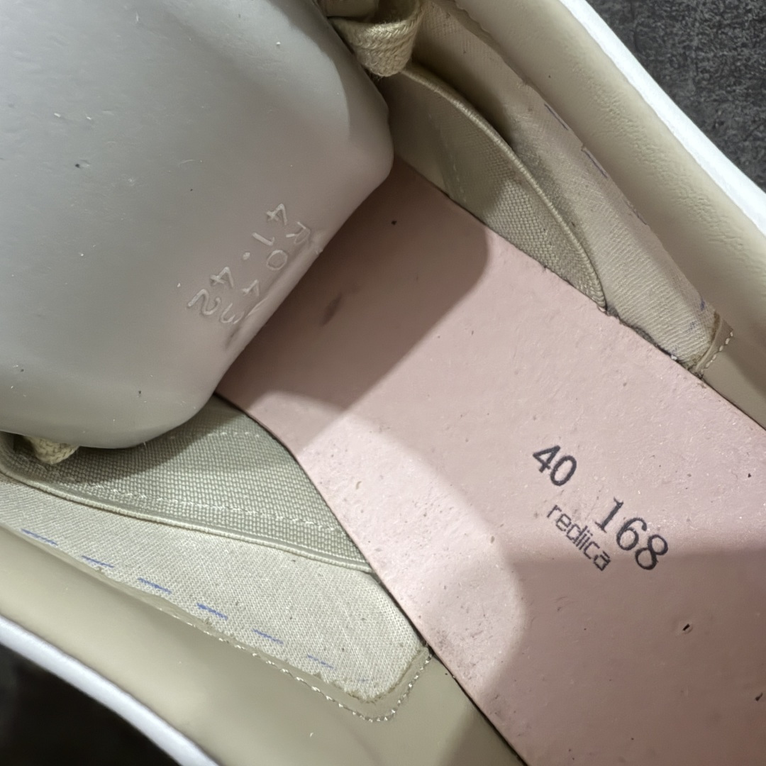 图片[9]-【ZOK纯原】Maison Margiela Calfskin Replica MM6 马吉拉复古低帮时尚德训鞋 私人订单打造 高端零售专供批次 全套原楦原纸板原厂数据开发 全鞋荧光划线卡点 胶水把控整洁度追求极致完美 多重QC质检 超越公司货的品控标准 实实在在的免检产品 原盒原配防尘袋购物卡 全网唯一正确0-23数字排版 一比一间距字体 内里全头层小羊皮 原版防滑鞋底设计 灰色翻毛牛皮 白色细纹贝利头层皮 依照原版逐帧开发 原装淡粉纸板中底带编号钢印 尺码：35 36 36.5 37 38 39 40 41 42 42.5 43 44 44.5 45-选品中心