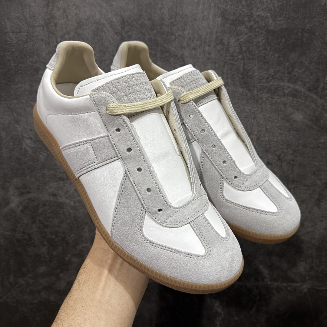 【ZOK纯原】Maison Margiela Calfskin Replica MM6 马吉拉复古低帮时尚德训鞋 私人订单打造 高端零售专供批次 全套原楦原纸板原厂数据开发 全鞋荧光划线卡点 胶水把控整洁度追求极致完美 多重QC质检 超越公司货的品控标准 实实在在的免检产品 原盒原配防尘袋购物卡 全网唯一正确0-23数字排版 一比一间距字体 内里全头层小羊皮 原版防滑鞋底设计 灰色翻毛牛皮 白色细纹贝利头层皮 依照原版逐帧开发 原装淡粉纸板中底带编号钢印 尺码：35 36 36.5 37 38 39 40 41 42 42.5 43 44 44.5 45-选品中心