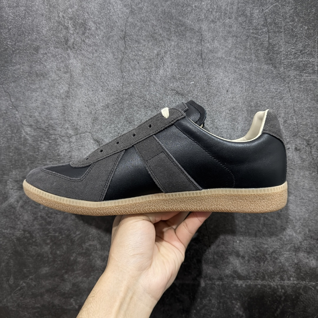 图片[2]-【ZOK纯原】Maison Margiela Calfskin Replica MM6 马吉拉复古低帮时尚德训鞋 私人订单打造 高端零售专供批次 全套原楦原纸板原厂数据开发 全鞋荧光划线卡点 胶水把控整洁度追求极致完美 多重QC质检 超越公司货的品控标准 实实在在的免检产品 原盒原配防尘袋购物卡 全网唯一正确0-23数字排版 一比一间距字体 内里全头层小羊皮 原版防滑鞋底设计 灰色翻毛牛皮 白色细纹贝利头层皮 依照原版逐帧开发 原装淡粉纸板中底带编号钢印 尺码：35 36 36.5 37 38 39 40 41 42 42.5 43 44 44.5 45-选品中心