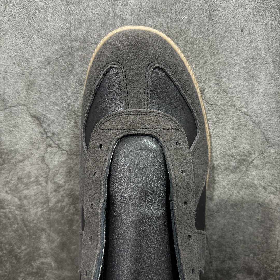 图片[5]-【ZOK纯原】Maison Margiela Calfskin Replica MM6 马吉拉复古低帮时尚德训鞋 私人订单打造 高端零售专供批次 全套原楦原纸板原厂数据开发 全鞋荧光划线卡点 胶水把控整洁度追求极致完美 多重QC质检 超越公司货的品控标准 实实在在的免检产品 原盒原配防尘袋购物卡 全网唯一正确0-23数字排版 一比一间距字体 内里全头层小羊皮 原版防滑鞋底设计 灰色翻毛牛皮 白色细纹贝利头层皮 依照原版逐帧开发 原装淡粉纸板中底带编号钢印 尺码：35 36 36.5 37 38 39 40 41 42 42.5 43 44 44.5 45-选品中心