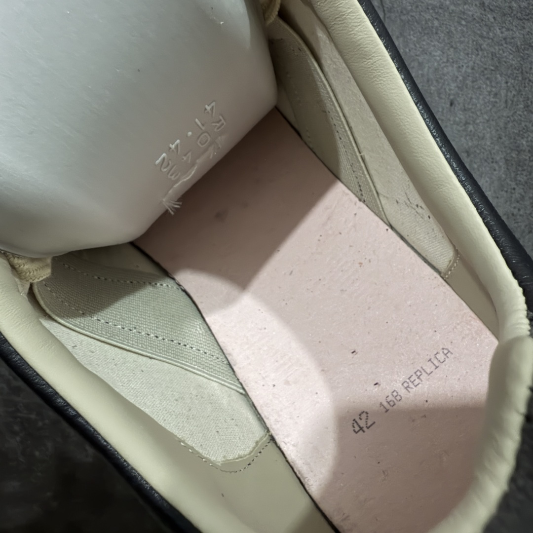 图片[9]-【ZOK纯原】Maison Margiela Calfskin Replica MM6 马吉拉复古低帮时尚德训鞋 私人订单打造 高端零售专供批次 全套原楦原纸板原厂数据开发 全鞋荧光划线卡点 胶水把控整洁度追求极致完美 多重QC质检 超越公司货的品控标准 实实在在的免检产品 原盒原配防尘袋购物卡 全网唯一正确0-23数字排版 一比一间距字体 内里全头层小羊皮 原版防滑鞋底设计 灰色翻毛牛皮 白色细纹贝利头层皮 依照原版逐帧开发 原装淡粉纸板中底带编号钢印 尺码：35 36 36.5 37 38 39 40 41 42 42.5 43 44 44.5 45-选品中心