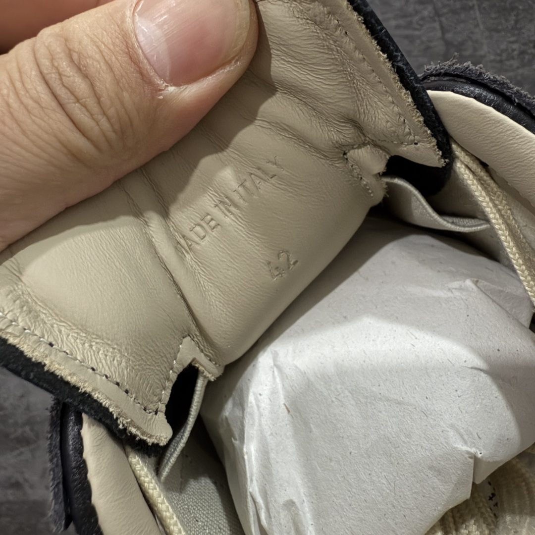 图片[7]-【ZOK纯原】Maison Margiela Calfskin Replica MM6 马吉拉复古低帮时尚德训鞋 私人订单打造 高端零售专供批次 全套原楦原纸板原厂数据开发 全鞋荧光划线卡点 胶水把控整洁度追求极致完美 多重QC质检 超越公司货的品控标准 实实在在的免检产品 原盒原配防尘袋购物卡 全网唯一正确0-23数字排版 一比一间距字体 内里全头层小羊皮 原版防滑鞋底设计 灰色翻毛牛皮 白色细纹贝利头层皮 依照原版逐帧开发 原装淡粉纸板中底带编号钢印 尺码：35 36 36.5 37 38 39 40 41 42 42.5 43 44 44.5 45-选品中心