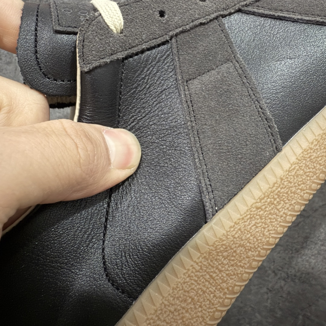 图片[3]-【ZOK纯原】Maison Margiela Calfskin Replica MM6 马吉拉复古低帮时尚德训鞋 私人订单打造 高端零售专供批次 全套原楦原纸板原厂数据开发 全鞋荧光划线卡点 胶水把控整洁度追求极致完美 多重QC质检 超越公司货的品控标准 实实在在的免检产品 原盒原配防尘袋购物卡 全网唯一正确0-23数字排版 一比一间距字体 内里全头层小羊皮 原版防滑鞋底设计 灰色翻毛牛皮 白色细纹贝利头层皮 依照原版逐帧开发 原装淡粉纸板中底带编号钢印 尺码：35 36 36.5 37 38 39 40 41 42 42.5 43 44 44.5 45-选品中心