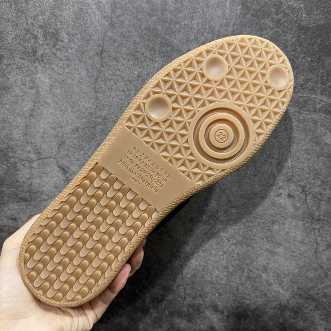 图片[9]-【ZOK纯原】Maison Margiela Calfskin Replica MM6 马吉拉复古低帮时尚德训鞋 私人订单打造 高端零售专供批次 全套原楦原纸板原厂数据开发 全鞋荧光划线卡点 胶水把控整洁度追求极致完美 多重QC质检 超越公司货的品控标准 实实在在的免检产品 原盒原配防尘袋购物卡 全网唯一正确0-23数字排版 一比一间距字体 内里全头层小羊皮 原版防滑鞋底设计 灰色翻毛牛皮 白色细纹贝利头层皮 依照原版逐帧开发 原装淡粉纸板中底带编号钢印 尺码：35 36 36.5 37 38 39 40 41 42 42.5 43 44 44.5 45-选品中心