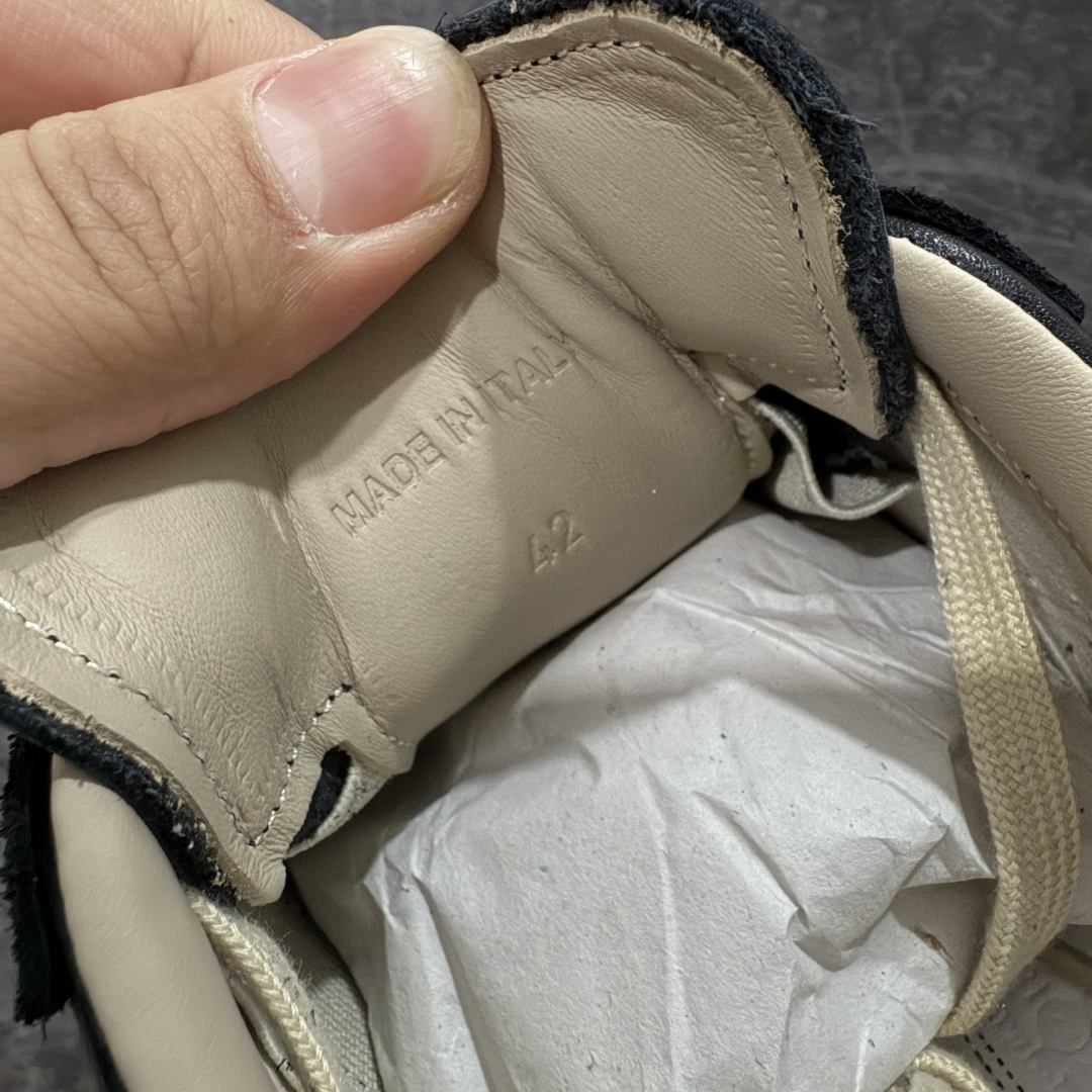 图片[6]-【ZOK纯原】Maison Margiela Calfskin Replica MM6 马吉拉复古低帮时尚德训鞋 私人订单打造 高端零售专供批次 全套原楦原纸板原厂数据开发 全鞋荧光划线卡点 胶水把控整洁度追求极致完美 多重QC质检 超越公司货的品控标准 实实在在的免检产品 原盒原配防尘袋购物卡 全网唯一正确0-23数字排版 一比一间距字体 内里全头层小羊皮 原版防滑鞋底设计 灰色翻毛牛皮 白色细纹贝利头层皮 依照原版逐帧开发 原装淡粉纸板中底带编号钢印 尺码：35 36 36.5 37 38 39 40 41 42 42.5 43 44 44.5 45-选品中心