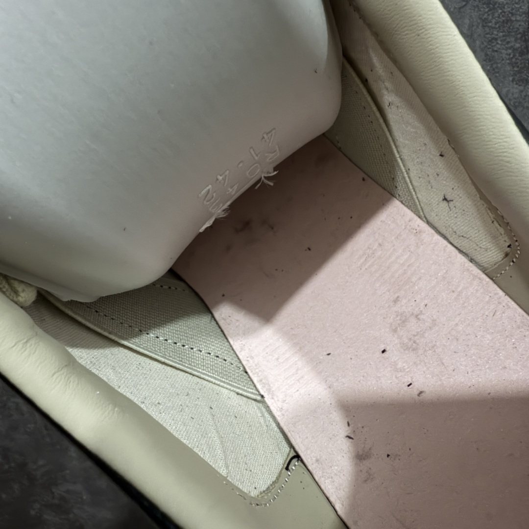 图片[8]-【ZOK纯原】Maison Margiela Calfskin Replica MM6 马吉拉复古低帮时尚德训鞋 私人订单打造 高端零售专供批次 全套原楦原纸板原厂数据开发 全鞋荧光划线卡点 胶水把控整洁度追求极致完美 多重QC质检 超越公司货的品控标准 实实在在的免检产品 原盒原配防尘袋购物卡 全网唯一正确0-23数字排版 一比一间距字体 内里全头层小羊皮 原版防滑鞋底设计 灰色翻毛牛皮 白色细纹贝利头层皮 依照原版逐帧开发 原装淡粉纸板中底带编号钢印 尺码：35 36 36.5 37 38 39 40 41 42 42.5 43 44 44.5 45-选品中心