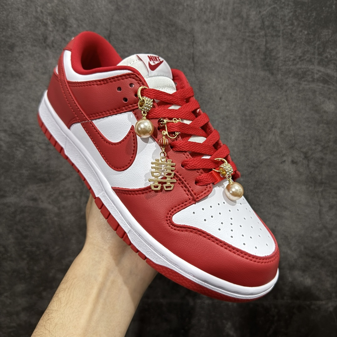 图片[3]-【纯原礼盒版本】Air Jordan 1 Low\”Wedding\”乔丹AJ1低帮婚鞋 婚庆囍宴 天长地久 货号：CU1727-100 该定制版球鞋选用原鞋款为Dunk系列球鞋，灵感来自中式婚庆，保留原鞋灰白红基调的基础上，叠加红色丝绒鞋带、增加整体的质感。配饰有双喜金属小挂件，再次呼应主题，呈现出中式婚礼的喜庆、庄重、雅致！鞋面金属挂件及鞋头喜字均可拆卸，同时满足婚庆和日常穿搭需求。本产品所有图片均为实物拍摄，受环境、设备影响会存在微小的色彩差异。定制球鞋均为纯手工定制，满足日常穿戴需求，穿着过程尽量避免剧烈运动和锐物划伤、避免使用高浓度的有机溶剂进行擦洗。 尺码：35.5 36 36.5 37.5 38 38.5 39 40 40.5 41 42 42.5 43 44 44.5 45 46-选品中心