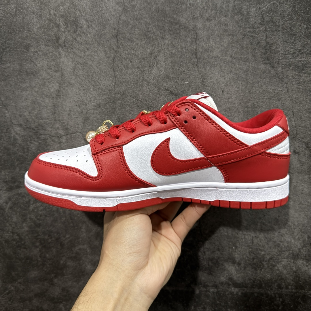 图片[2]-【纯原礼盒版本】Air Jordan 1 Low\”Wedding\”乔丹AJ1低帮婚鞋 婚庆囍宴 天长地久 货号：CU1727-100 该定制版球鞋选用原鞋款为Dunk系列球鞋，灵感来自中式婚庆，保留原鞋灰白红基调的基础上，叠加红色丝绒鞋带、增加整体的质感。配饰有双喜金属小挂件，再次呼应主题，呈现出中式婚礼的喜庆、庄重、雅致！鞋面金属挂件及鞋头喜字均可拆卸，同时满足婚庆和日常穿搭需求。本产品所有图片均为实物拍摄，受环境、设备影响会存在微小的色彩差异。定制球鞋均为纯手工定制，满足日常穿戴需求，穿着过程尽量避免剧烈运动和锐物划伤、避免使用高浓度的有机溶剂进行擦洗。 尺码：35.5 36 36.5 37.5 38 38.5 39 40 40.5 41 42 42.5 43 44 44.5 45 46-选品中心