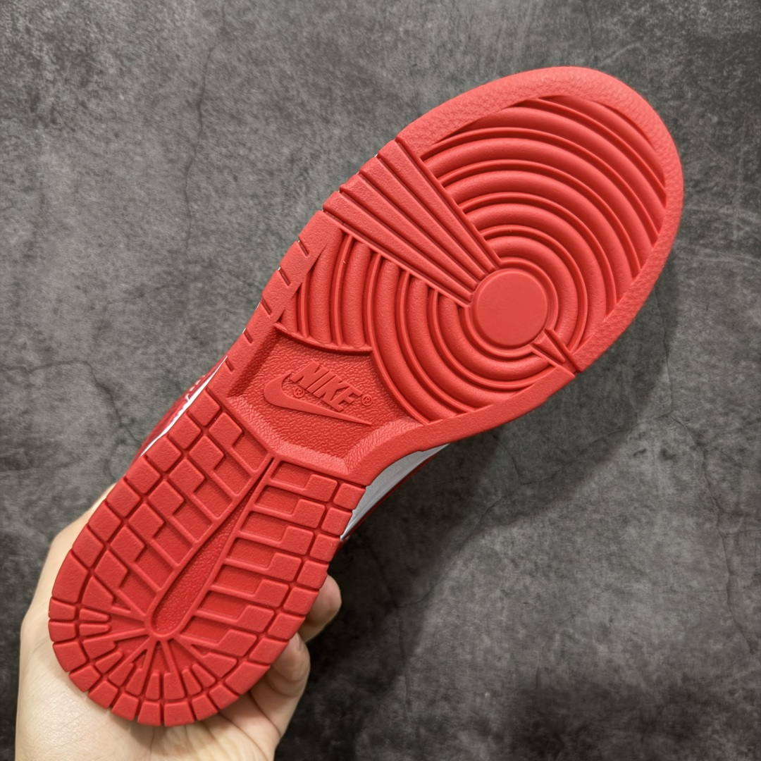 图片[9]-【纯原礼盒版本】Air Jordan 1 Low\”Wedding\”乔丹AJ1低帮婚鞋 婚庆囍宴 天长地久 货号：CU1727-100 该定制版球鞋选用原鞋款为Dunk系列球鞋，灵感来自中式婚庆，保留原鞋灰白红基调的基础上，叠加红色丝绒鞋带、增加整体的质感。配饰有双喜金属小挂件，再次呼应主题，呈现出中式婚礼的喜庆、庄重、雅致！鞋面金属挂件及鞋头喜字均可拆卸，同时满足婚庆和日常穿搭需求。本产品所有图片均为实物拍摄，受环境、设备影响会存在微小的色彩差异。定制球鞋均为纯手工定制，满足日常穿戴需求，穿着过程尽量避免剧烈运动和锐物划伤、避免使用高浓度的有机溶剂进行擦洗。 尺码：35.5 36 36.5 37.5 38 38.5 39 40 40.5 41 42 42.5 43 44 44.5 45 46-选品中心