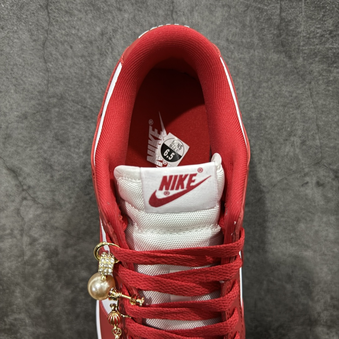 图片[8]-【纯原礼盒版本】Air Jordan 1 Low\”Wedding\”乔丹AJ1低帮婚鞋 婚庆囍宴 天长地久 货号：CU1727-100 该定制版球鞋选用原鞋款为Dunk系列球鞋，灵感来自中式婚庆，保留原鞋灰白红基调的基础上，叠加红色丝绒鞋带、增加整体的质感。配饰有双喜金属小挂件，再次呼应主题，呈现出中式婚礼的喜庆、庄重、雅致！鞋面金属挂件及鞋头喜字均可拆卸，同时满足婚庆和日常穿搭需求。本产品所有图片均为实物拍摄，受环境、设备影响会存在微小的色彩差异。定制球鞋均为纯手工定制，满足日常穿戴需求，穿着过程尽量避免剧烈运动和锐物划伤、避免使用高浓度的有机溶剂进行擦洗。 尺码：35.5 36 36.5 37.5 38 38.5 39 40 40.5 41 42 42.5 43 44 44.5 45 46-选品中心