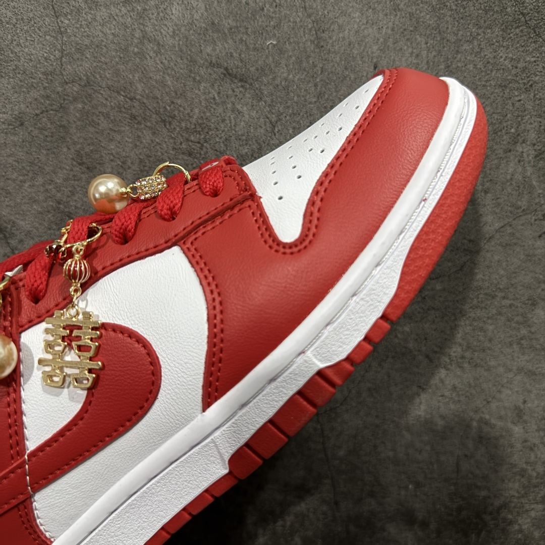 图片[6]-【纯原礼盒版本】Air Jordan 1 Low\”Wedding\”乔丹AJ1低帮婚鞋 婚庆囍宴 天长地久 货号：CU1727-100 该定制版球鞋选用原鞋款为Dunk系列球鞋，灵感来自中式婚庆，保留原鞋灰白红基调的基础上，叠加红色丝绒鞋带、增加整体的质感。配饰有双喜金属小挂件，再次呼应主题，呈现出中式婚礼的喜庆、庄重、雅致！鞋面金属挂件及鞋头喜字均可拆卸，同时满足婚庆和日常穿搭需求。本产品所有图片均为实物拍摄，受环境、设备影响会存在微小的色彩差异。定制球鞋均为纯手工定制，满足日常穿戴需求，穿着过程尽量避免剧烈运动和锐物划伤、避免使用高浓度的有机溶剂进行擦洗。 尺码：35.5 36 36.5 37.5 38 38.5 39 40 40.5 41 42 42.5 43 44 44.5 45 46-选品中心