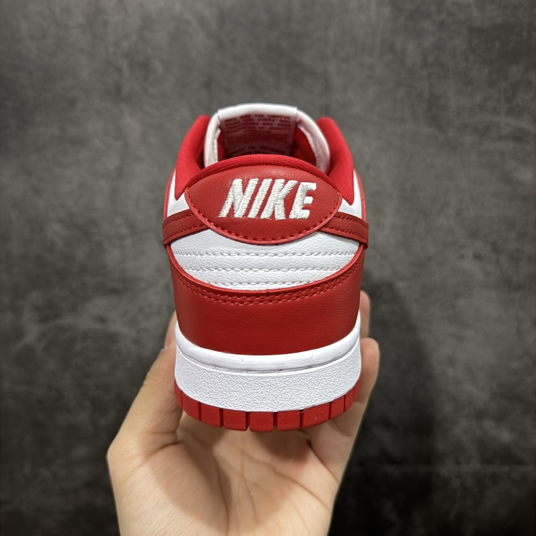 图片[4]-【纯原礼盒版本】Air Jordan 1 Low\”Wedding\”乔丹AJ1低帮婚鞋 婚庆囍宴 天长地久 货号：CU1727-100 该定制版球鞋选用原鞋款为Dunk系列球鞋，灵感来自中式婚庆，保留原鞋灰白红基调的基础上，叠加红色丝绒鞋带、增加整体的质感。配饰有双喜金属小挂件，再次呼应主题，呈现出中式婚礼的喜庆、庄重、雅致！鞋面金属挂件及鞋头喜字均可拆卸，同时满足婚庆和日常穿搭需求。本产品所有图片均为实物拍摄，受环境、设备影响会存在微小的色彩差异。定制球鞋均为纯手工定制，满足日常穿戴需求，穿着过程尽量避免剧烈运动和锐物划伤、避免使用高浓度的有机溶剂进行擦洗。 尺码：35.5 36 36.5 37.5 38 38.5 39 40 40.5 41 42 42.5 43 44 44.5 45 46-选品中心