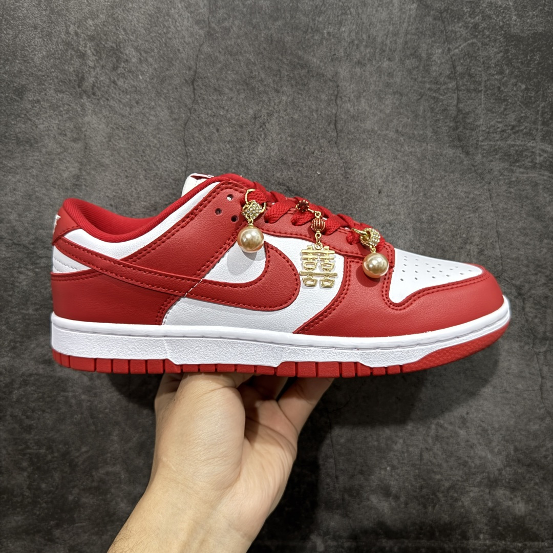 【纯原礼盒版本】Air Jordan 1 Low\”Wedding\”乔丹AJ1低帮婚鞋 婚庆囍宴 天长地久 货号：CU1727-100 该定制版球鞋选用原鞋款为Dunk系列球鞋，灵感来自中式婚庆，保留原鞋灰白红基调的基础上，叠加红色丝绒鞋带、增加整体的质感。配饰有双喜金属小挂件，再次呼应主题，呈现出中式婚礼的喜庆、庄重、雅致！鞋面金属挂件及鞋头喜字均可拆卸，同时满足婚庆和日常穿搭需求。本产品所有图片均为实物拍摄，受环境、设备影响会存在微小的色彩差异。定制球鞋均为纯手工定制，满足日常穿戴需求，穿着过程尽量避免剧烈运动和锐物划伤、避免使用高浓度的有机溶剂进行擦洗。 尺码：35.5 36 36.5 37.5 38 38.5 39 40 40.5 41 42 42.5 43 44 44.5 45 46-选品中心