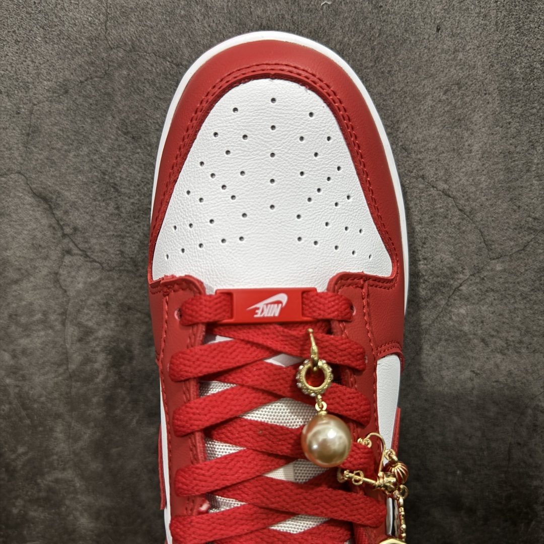 图片[5]-【纯原礼盒版本】Air Jordan 1 Low\”Wedding\”乔丹AJ1低帮婚鞋 婚庆囍宴 天长地久 货号：CU1727-100 该定制版球鞋选用原鞋款为Dunk系列球鞋，灵感来自中式婚庆，保留原鞋灰白红基调的基础上，叠加红色丝绒鞋带、增加整体的质感。配饰有双喜金属小挂件，再次呼应主题，呈现出中式婚礼的喜庆、庄重、雅致！鞋面金属挂件及鞋头喜字均可拆卸，同时满足婚庆和日常穿搭需求。本产品所有图片均为实物拍摄，受环境、设备影响会存在微小的色彩差异。定制球鞋均为纯手工定制，满足日常穿戴需求，穿着过程尽量避免剧烈运动和锐物划伤、避免使用高浓度的有机溶剂进行擦洗。 尺码：35.5 36 36.5 37.5 38 38.5 39 40 40.5 41 42 42.5 43 44 44.5 45 46-选品中心