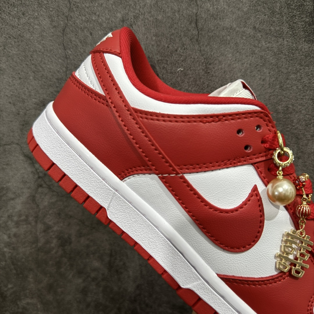 图片[7]-【纯原礼盒版本】Air Jordan 1 Low\”Wedding\”乔丹AJ1低帮婚鞋 婚庆囍宴 天长地久 货号：CU1727-100 该定制版球鞋选用原鞋款为Dunk系列球鞋，灵感来自中式婚庆，保留原鞋灰白红基调的基础上，叠加红色丝绒鞋带、增加整体的质感。配饰有双喜金属小挂件，再次呼应主题，呈现出中式婚礼的喜庆、庄重、雅致！鞋面金属挂件及鞋头喜字均可拆卸，同时满足婚庆和日常穿搭需求。本产品所有图片均为实物拍摄，受环境、设备影响会存在微小的色彩差异。定制球鞋均为纯手工定制，满足日常穿戴需求，穿着过程尽量避免剧烈运动和锐物划伤、避免使用高浓度的有机溶剂进行擦洗。 尺码：35.5 36 36.5 37.5 38 38.5 39 40 40.5 41 42 42.5 43 44 44.5 45 46-选品中心