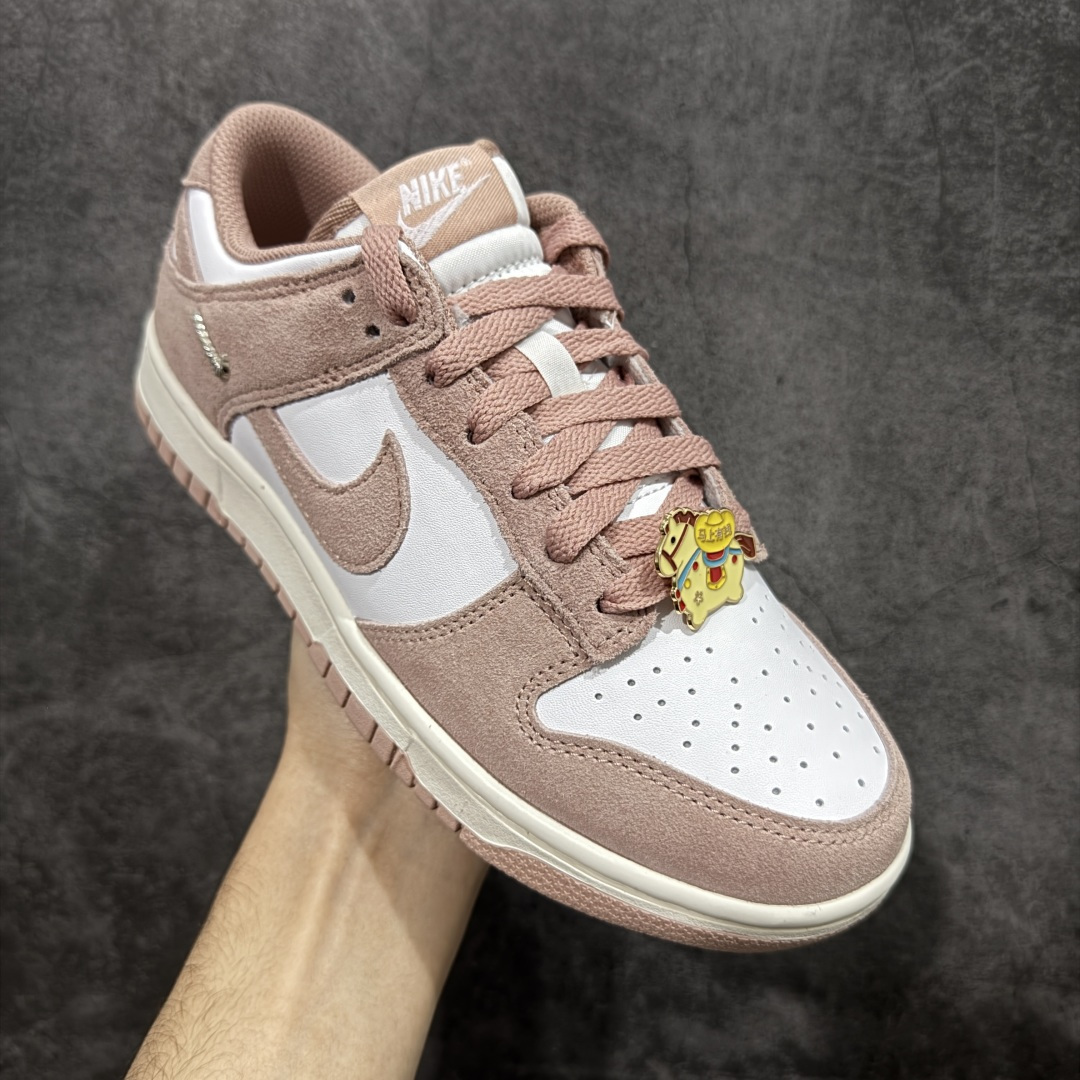 图片[3]-【CS纯原版】DUNK 官方新版双勾 马年限定🔥金勾浅白粉 马上发财❗️马上有钱❗️ 纯原大厂出品 顶级版本👏 原装头层材料 独家版型蒸餾加工 帶來的是更好的视觉和脚感体验 大厂纯原品质出货 清洁度 电绣工艺 皮料切割干净无任何毛边 细节完美 货号：IB4417-102 尺码：36 36.5 37.5 38 38.5 39 40 40.5 41 42 42.5 43 44 44.5 45 46-选品中心