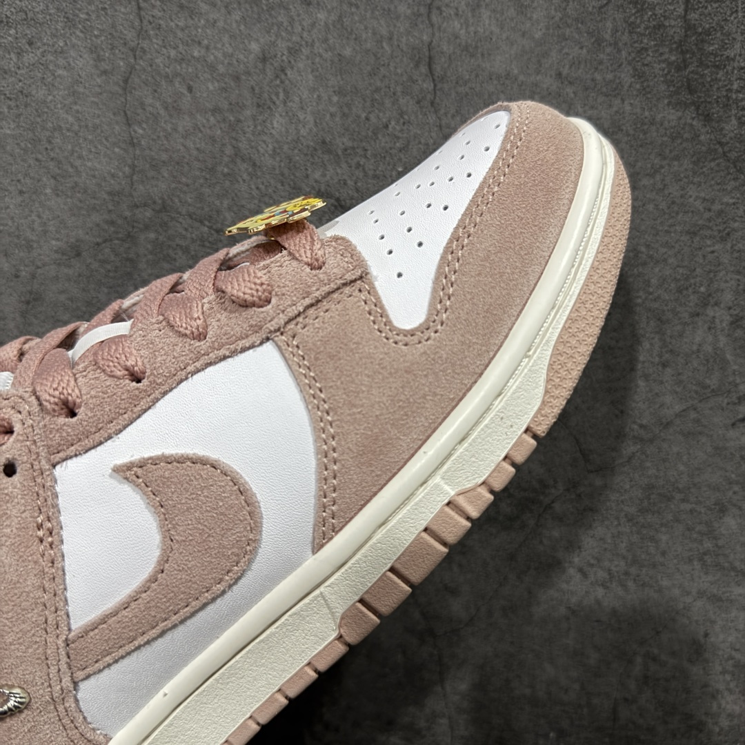 图片[6]-【CS纯原版】DUNK 官方新版双勾 马年限定🔥金勾浅白粉 马上发财❗️马上有钱❗️ 纯原大厂出品 顶级版本👏 原装头层材料 独家版型蒸餾加工 帶來的是更好的视觉和脚感体验 大厂纯原品质出货 清洁度 电绣工艺 皮料切割干净无任何毛边 细节完美 货号：IB4417-102 尺码：36 36.5 37.5 38 38.5 39 40 40.5 41 42 42.5 43 44 44.5 45 46-选品中心