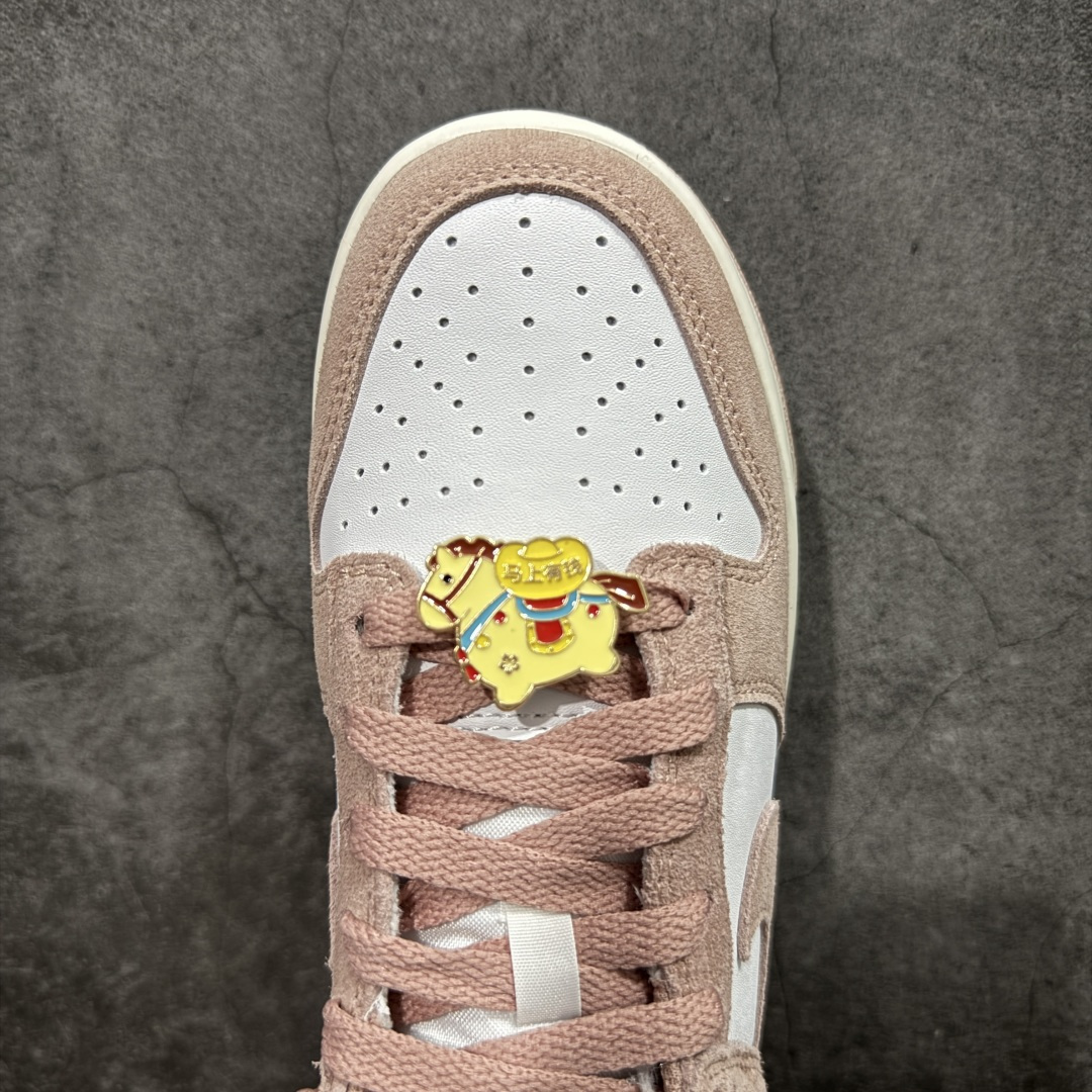 图片[5]-【CS纯原版】DUNK 官方新版双勾 马年限定🔥金勾浅白粉 马上发财❗️马上有钱❗️ 纯原大厂出品 顶级版本👏 原装头层材料 独家版型蒸餾加工 帶來的是更好的视觉和脚感体验 大厂纯原品质出货 清洁度 电绣工艺 皮料切割干净无任何毛边 细节完美 货号：IB4417-102 尺码：36 36.5 37.5 38 38.5 39 40 40.5 41 42 42.5 43 44 44.5 45 46-选品中心