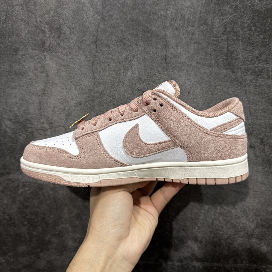 图片[2]-【CS纯原版】DUNK 官方新版双勾 马年限定🔥金勾浅白粉 马上发财❗️马上有钱❗️ 纯原大厂出品 顶级版本👏 原装头层材料 独家版型蒸餾加工 帶來的是更好的视觉和脚感体验 大厂纯原品质出货 清洁度 电绣工艺 皮料切割干净无任何毛边 细节完美 货号：IB4417-102 尺码：36 36.5 37.5 38 38.5 39 40 40.5 41 42 42.5 43 44 44.5 45 46-选品中心