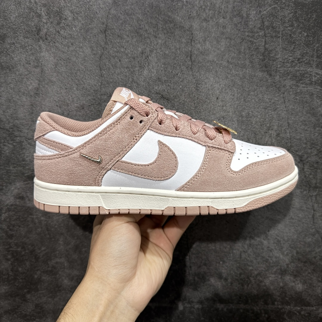 【CS纯原版】DUNK 官方新版双勾 马年限定🔥金勾浅白粉 马上发财❗️马上有钱❗️ 纯原大厂出品 顶级版本👏 原装头层材料 独家版型蒸餾加工 帶來的是更好的视觉和脚感体验 大厂纯原品质出货 清洁度 电绣工艺 皮料切割干净无任何毛边 细节完美 货号：IB4417-102 尺码：36 36.5 37.5 38 38.5 39 40 40.5 41 42 42.5 43 44 44.5 45 46-选品中心